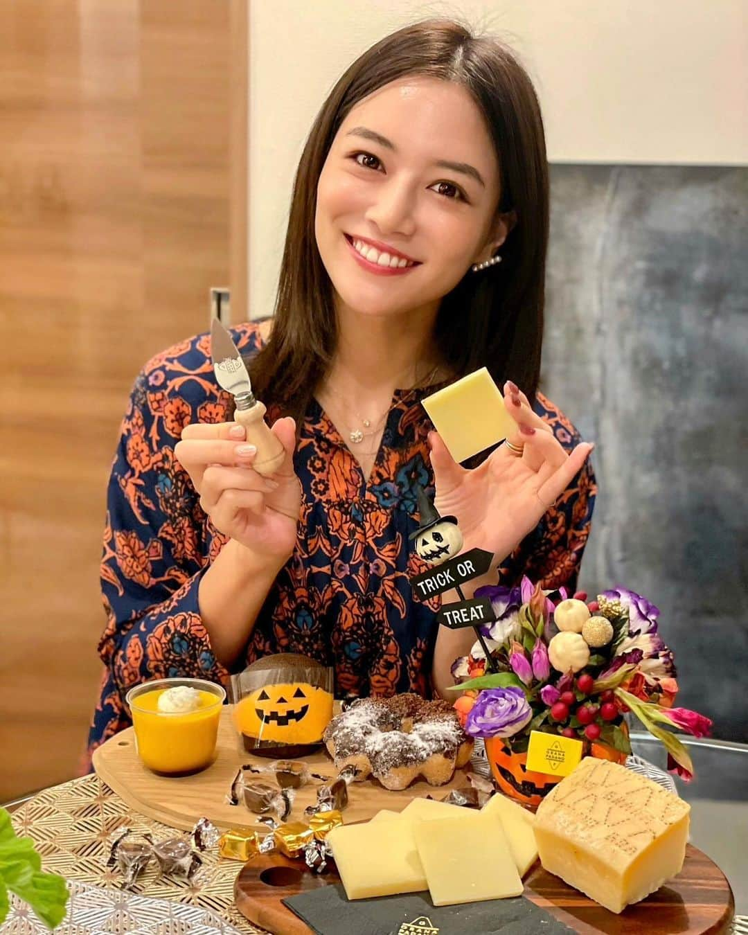 石井里奈さんのインスタグラム写真 - (石井里奈Instagram)「こんばんは🎃❤ . みなさんに何度もおすすめしているイタリアで愛される伝統的チーズ、グラナパダーノ🧀💕 @granapadanopdo.jp  . 今回なんと20日からハロウィンキャンペーンで素敵なコメントをさて下さったかたから抽選で50名の方にこのチーズナイフとチーズが当たるキャンペーンが実施中なんです💛✨ 公式アカウント @granapadanopdo.jp でチェックしてくださいね👀 . 先日うちにお友達が遊びに来たのでこのチーズナイフでグラナパダーノを出したら大好評💕 みんなに美味しい❣️って知ってもらえてうれしかった〜❤ . そのまま食べてもいいし、今回はハロウィンカラーのナポリタンに削っても最高に美味しい💕フワフワの濃厚チーズがさらにパスタを美味しくしてくれました٩😍۶🍝 . グラナパダーノでアレンジするだけでワンランク上のお料理になって＆美味しくなるからおすすめです❤️ . 旨味がギュッとつまっていてコクがあってしっとりしてて美味しいので是非試して見て欲しいです🧡 . なんといっても良質な動物性タンパク質とビタミンが摂れて、さらにグルテンフリー&ラクトースフリーでギルトフリーなのが嬉しいよ🇮🇹❤️. 手土産にもおすすめなのでぜひ🍳👩‍🍳✨ . #IIoveGranaPadano#GranaPadano#PDO#granapadanocheese #グラナパダーノ #チーズ料理 #チーズ好き #チーズ #イタリアン#イタリア #イタリア旅行 #イタリア好き #italy #italian#italianfood #ヘルシー #りなまるグルメ #cheese#インスタ映え料理 #お料理 #お料理記録 #おうちごはん #ホームパーティー #テーブルコーディネート #ハロウィンパーティー #ハロウィン #ハロウィン料理 #happyhalloween #halloween #halloweenparty」10月20日 20時01分 - ri7tin1025