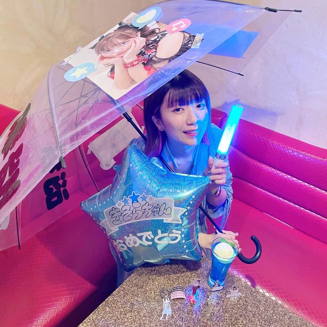 ぱいぱいでか美のインスタグラム：「きそちゃんお誕生日おめでとうございます！ . つばきファクトリー、新沼希空さん( @kisora_niinuma.official ) のお誕生日😼😻🎂❣️💙 22歳おめでとうございます㊗️ きそちゃんのすぐ分かる声も、 その声で切ない歌も可愛い歌もかっこいい歌も奏でちゃうとこも、 しなやかでフォーメーション移動も何のそのな涼しげなダンスも 内側から光るみたいな透明感あるとこも オシャレでヘアアレンジ上手なお姉さんなとこも 子供みたいに弾けるように笑うところも その笑顔がめちゃくちゃ可愛いとこも かと言っておすまし顔もめちゃくちゃ可愛いとこも ヲタクに呼びかけるようにSNSとかブログ書いてくれるとこも 何気にMC任されたりする一面あるとこも でもテンションあがってゾーン入ると完全に無双し出すとこも 優しくて繊細で心が綺麗なとこも アイドルって職業に拘り持って向き合ってるとこも だからこそヲタクモードになると全開で"こちら側"なとこも 毎日毎日初めて見たあの時からずっと可愛いまま そして毎日毎日もっともっと可愛くいてくれるとこも 大好きです💙💎💙💎💙💎💙💎💙💎💙💎💙💎💙💎💙💎💙💎💙💎 いろいろ考えた結果、推し(きそちゃん)が推す時(石田さん)の姿勢 めっちゃ好きだなと思い、 これが愛情表現として最適なのではということで 推し傘というものを初めて作りました！楽しかった！ 勝手に祝ってるだけなのに楽しい気持ちにさせてくれて尊い。 素敵な22歳になりますように。 産まれてきてくれてありがとうございます😭🥰 . #新沼希空生誕祭 #推し傘 #FSKとおでかけ」