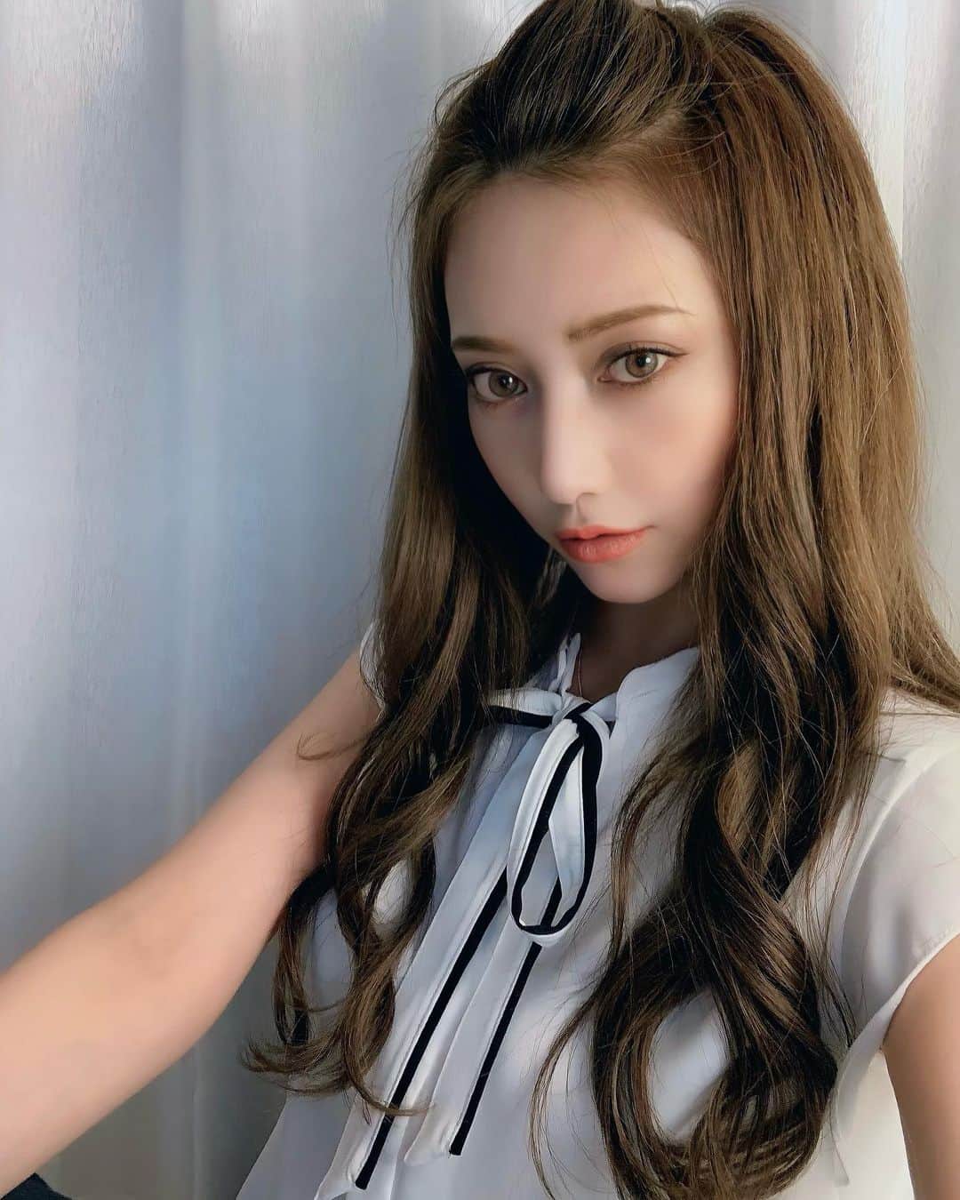 加賀美早紀のインスタグラム：「2021/10/20 今日でデビューして20年でした こんなにも長く 皆さんの前に立たせて頂けていることに感謝致します🙏 21年目も宜しくお願い致します  そして奇跡的なタイミングなのですが コスメブランドcenerentola(チェネレントラ)から フェイスミストが本日から予約販売開始となりました  ✔︎予約特典 「予約購入の方限定で、加賀美早紀サイン入りポストカードプレゼント」 です サイトアカウント👉 @cenerentola_official_kg   今後も加賀美とcenerentola(チェネレントラ)を可愛がってくださると嬉しいです 押忍❣️  #記念日 #プラトニックセックス #加賀美早紀 #フェイスミスト #チェネ」