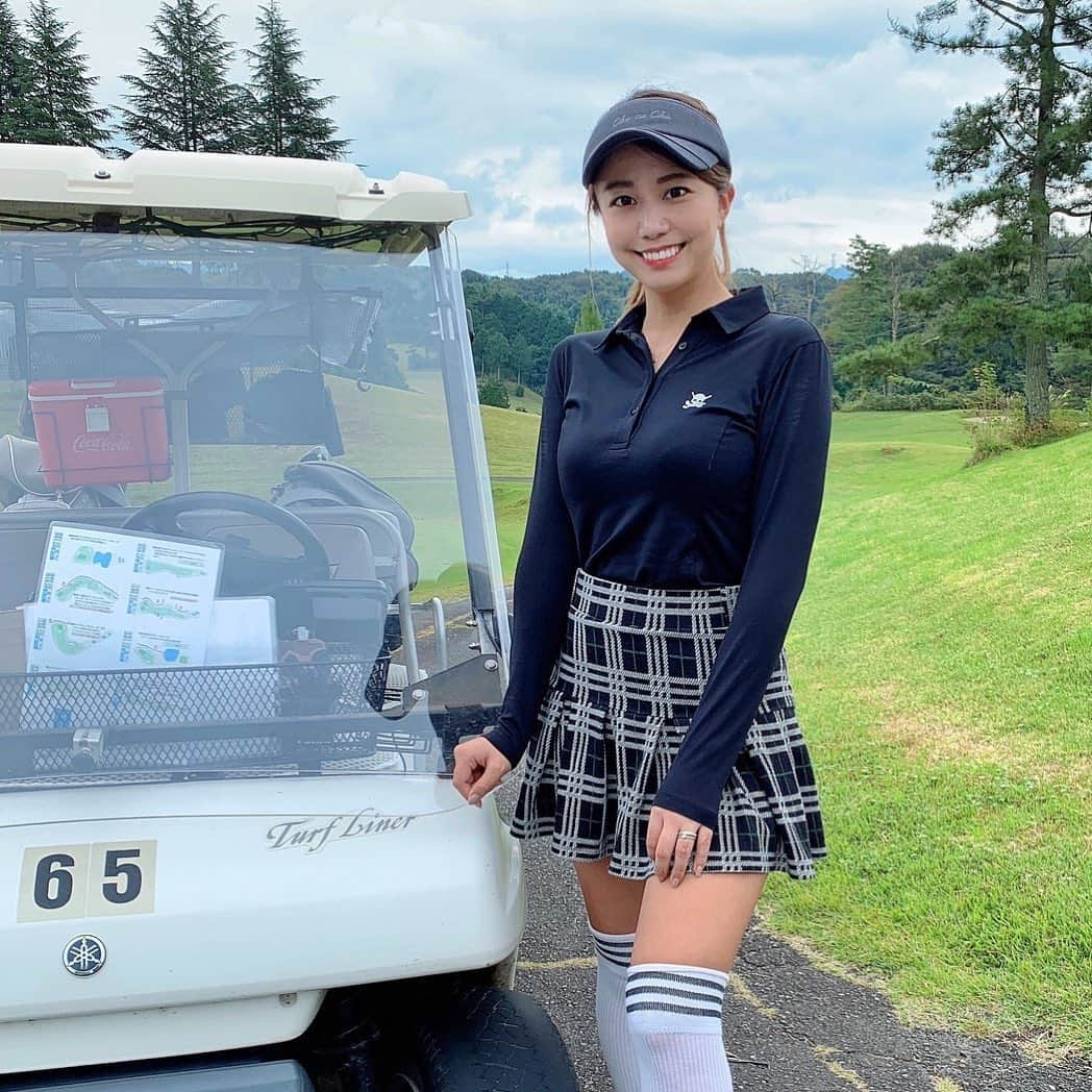 とくさきさんのインスタグラム写真 - (とくさきInstagram)「この前のラウンドのゴルフウェアです⛳️💕 . トップス: @chucuchu_official  スカート: @chucuchu_official  サンバイザー: @chucuchu_official  ソックス: @adidasgolf  . 少し肌寒かったので、長袖コーデ✨😌 ブラック系のウェアだったので、足元はホワイト系で重くなりすぎない感じにしてみたよ💕 . それでは今日も1日お疲れ様でした🤍 .  #ゴルフ#ゴルフ女子#golf#golfgirl#golfswing#ゴルフスイング#sports#スポーツ#スポーツ女子#골프#골프여자#尔夫球#高尔夫#ゴルフウェア#golfwear#那須」10月20日 20時04分 - tokusaki_golf