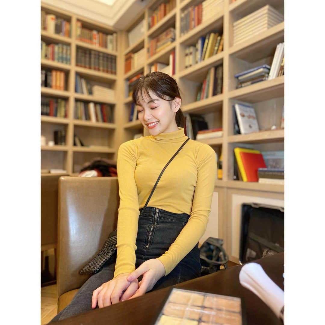 吉澤遥奈のインスタグラム：「📚 ・ ・ ・ 首元も温かい🤍 このロングスカート形すごく可愛い🥰  @valmuer_official  #glam#model#fashion#straight #黒髪ロング#モデル#skirt#ニット#コーデ」