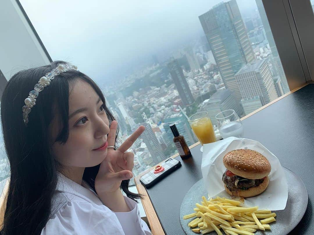 坂本りのさんのインスタグラム写真 - (坂本りのInstagram)「🤍 ⁡ 😋🍔  お父さんといったときの！おいしすぎた！！！ ハンバーガーたべたくなるねえ😹 ⁡」10月20日 20時36分 - rinosakamoto_hkt