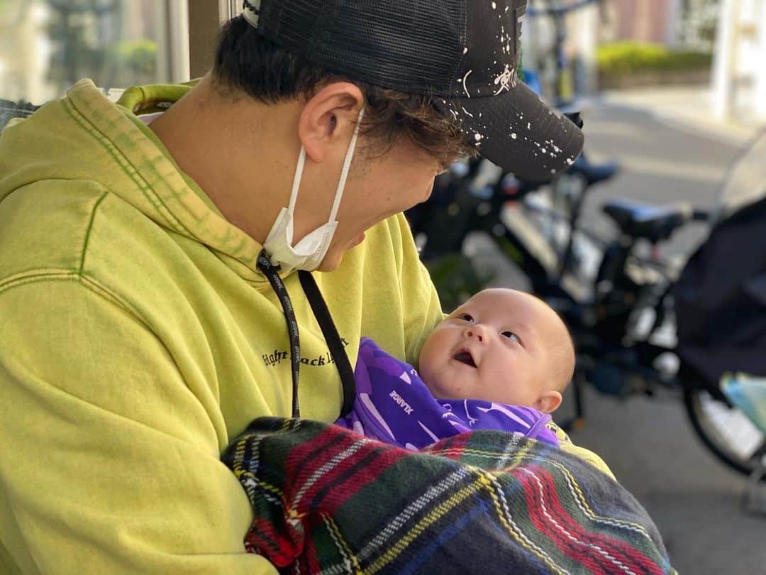 江原千鶴（エハラチヅル）のインスタグラム：「パパととわくん❤️  よく笑う😍  #とわくん成長記録 #生後3ヶ月」