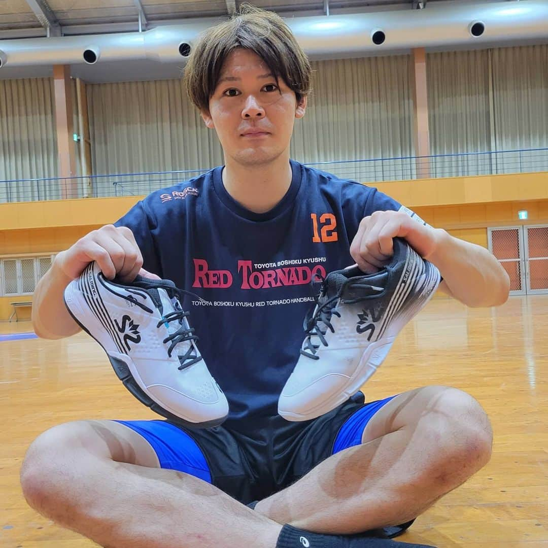 岩下祐太のインスタグラム：「サルミング👟 ヴァイパー5 ホワイト  ヴァイパー5のホワイトカラーになります‼️ グラデーションが有るものと無いもので2種類ありますので、興味がある方はぜひお試しください✨ シューズ自体も軽くて履きやすいモデルだと思います🔥🔥  #salming #salmingjapan #サルミング #VIPER5 #ヴァイパー5」