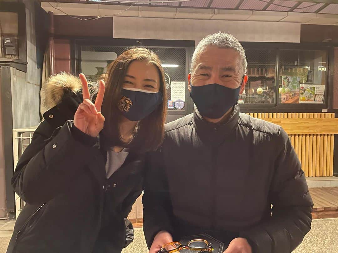 片山萌美のインスタグラム：「🎥 浅生マサヒロ監督  誰よりも撮影を楽しみ 少年のような心を持ちながら 作品を愛している監督。 言葉に現さなくても出わかるくらい好きが溢れていて とても素敵🎥  下町任侠伝 鷹3🦅 みてくださいねえ！ 下町任侠伝 鷹4はリリースまで 今しばらくお待ちください🍀  #浅生マサヒロ　監督 #moemikatayama  #下町任侠伝鷹 3&4」