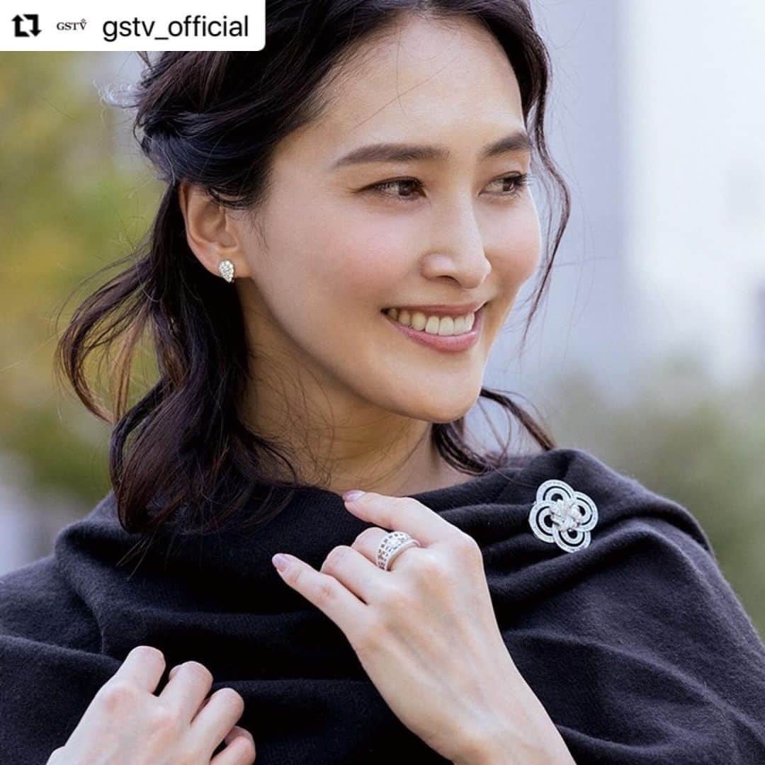 大津リサのインスタグラム：「GSTV公式アカウント ( @gstv_official )より #repost させて頂きます☺️ ｢大判ストール｣×｢きらめきブローチ｣秋コーデをクラスアップ 是非GSTV公式アカウントをご覧ください😌✨ #gstv #jewelry #秋」