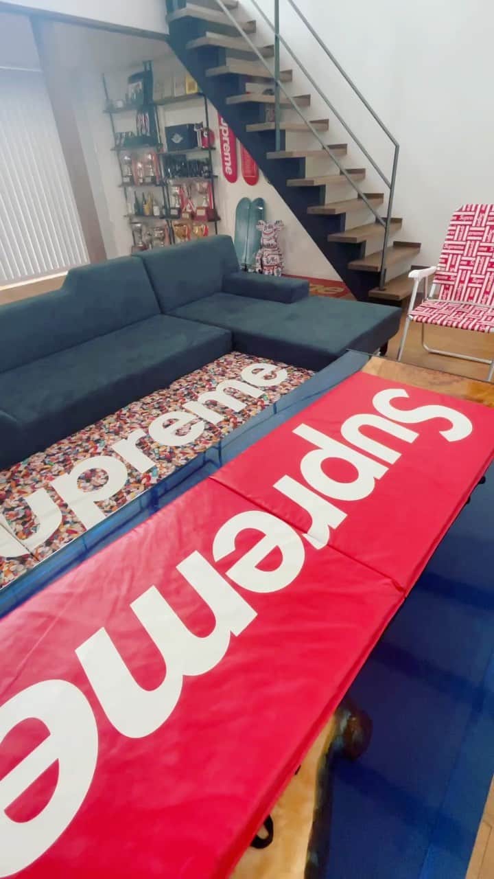 峰竜太のインスタグラム：「しあわせの時間。 NEWボードをWAXアップするとき。 この塗り方1年いける。 オススメはFUWAX‼️ トップコートは薄めにね。 #fuwax  #firewire  #seasidebeyond  #supreme #サウンドの選曲ミスった」