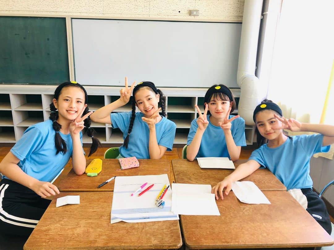 ニコ☆プチのインスタグラム：「🏫✨ 💙💚💛💖  チームごとにおそろのヘアアイテムがちがうのです😙✨  💖💛💚💙  #有坂心花 #石原咲奈 #川口莉奈 #竹下優名 #💙 #椛島ひなた #土屋希乃 #星名ハルハ #本多萌愛 #💚 #飯尾夢奏 #小松崎ふたば #滝口芽里衣 #武藤新奈 #💛 #浦田聖愛 #川崎王愛 #濱﨑心愛 #星乃あんな #💖 #プチモ全員だよ🥰🥰」