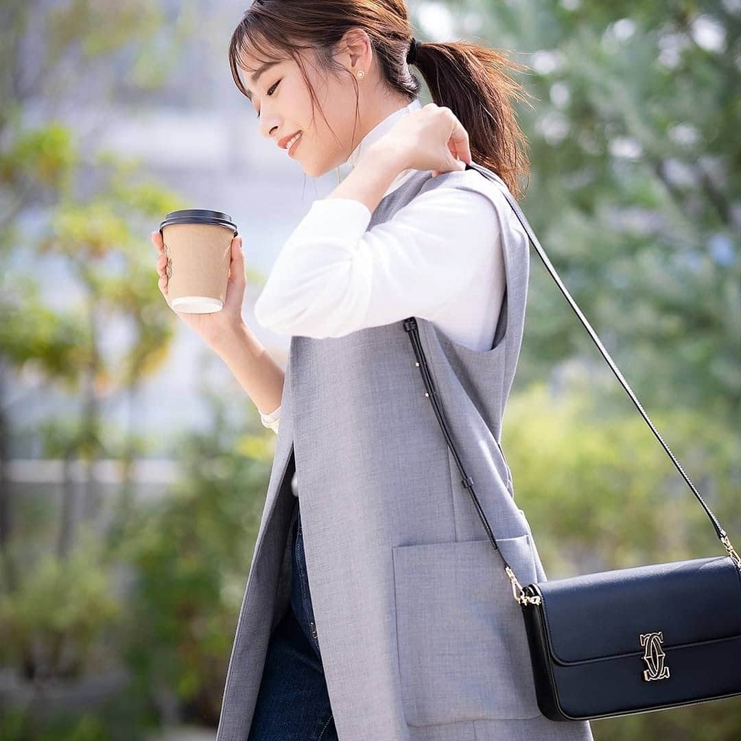 近藤千尋のインスタグラム：「Domani ❤️☕️ @domani_official  少し大人な感じ☺️笑  Cartier 様とのタイアップ撮影✨ 時計のイメージが強いけど、 カバンもとっても素敵でした🥰  #Cartier  #DoubleCdeCartier  #ドゥーブルC  @cartier」