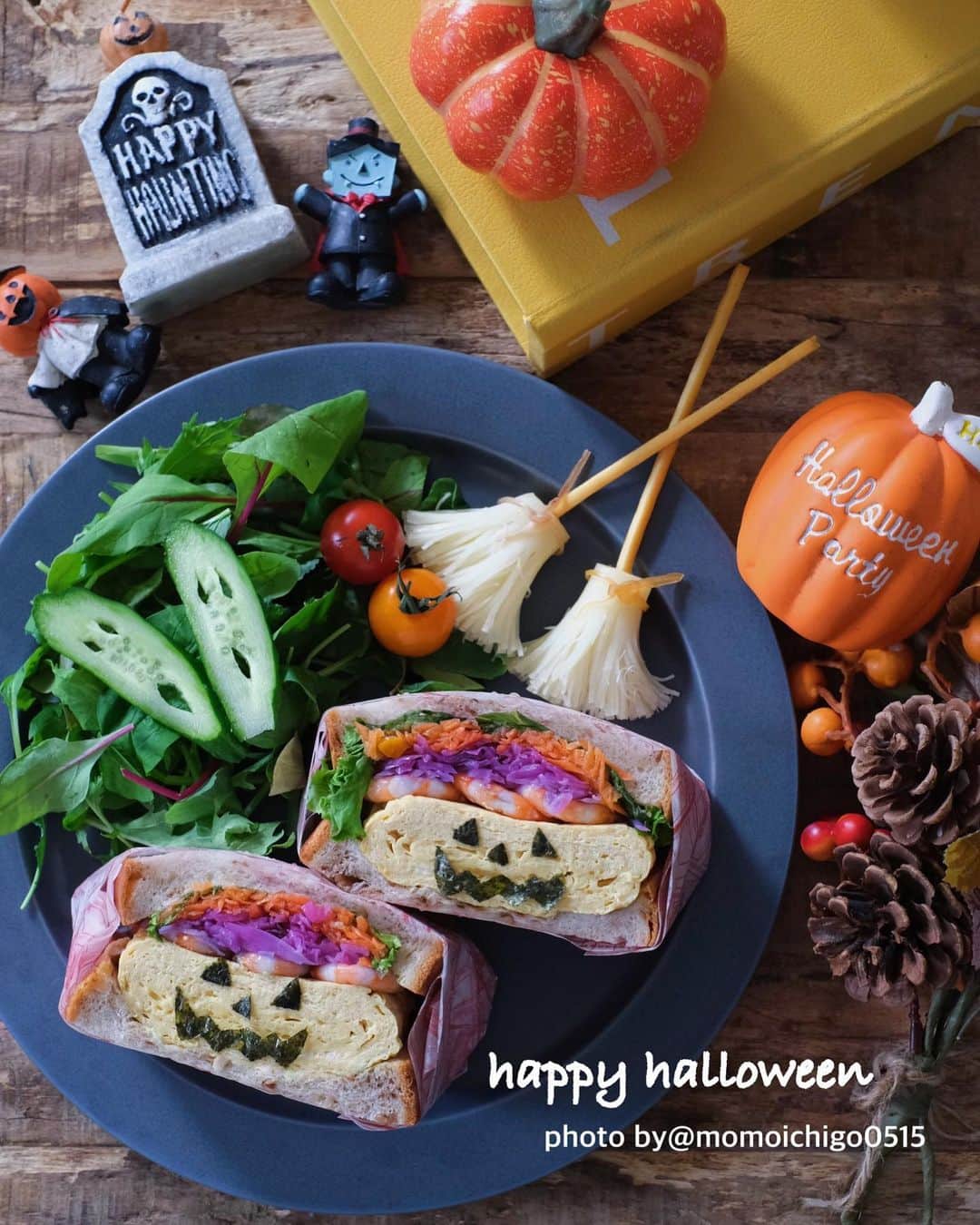 YASUKO TAKESUEのインスタグラム：「. ハロウィン仕様の厚焼き卵サンドイッチ🥰💕 . . 今更ですが 「愛の不時着」見始めました😂😍💕 . . 今日は寝不足になりそうな予感😂😁💕 . . #ハロウィン #ハロウィンご飯 #ハロウィンレシピ #愛の不時着見てます #胸キュンドラマ」