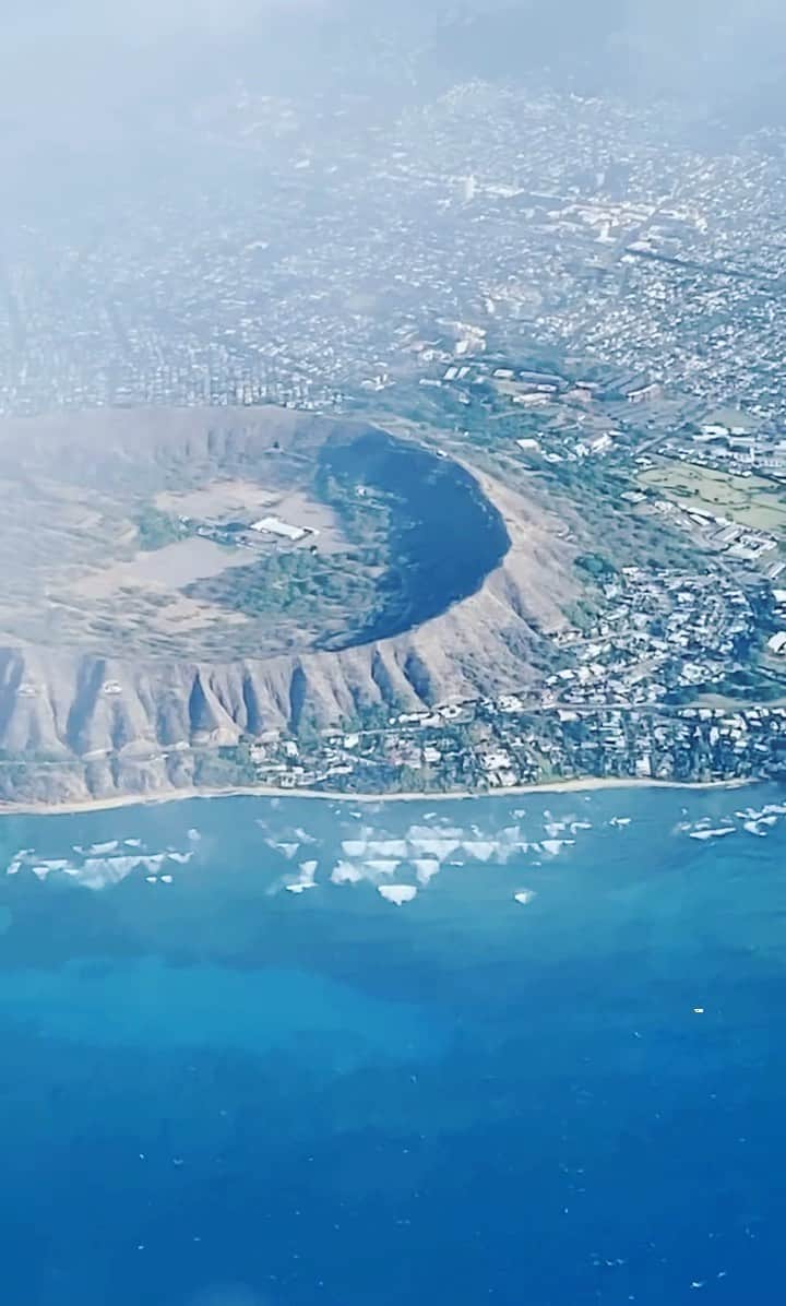 Mieのインスタグラム：「ハワイをみんなへ💙 11月から旅行が自由になる？ならない？ みんなに会いたい💙  上空から観た💎💎💎ヘッドは圧倒的な存在感で力強くてパワーが溢れてて、 目に入った瞬間言葉にならなかった🌈  あとは普段良く行く好きな場所も自分やお友達のお家を見つけたりするのも好き😊  #ハワイ  #islandhopping  #diamondhead #💎」