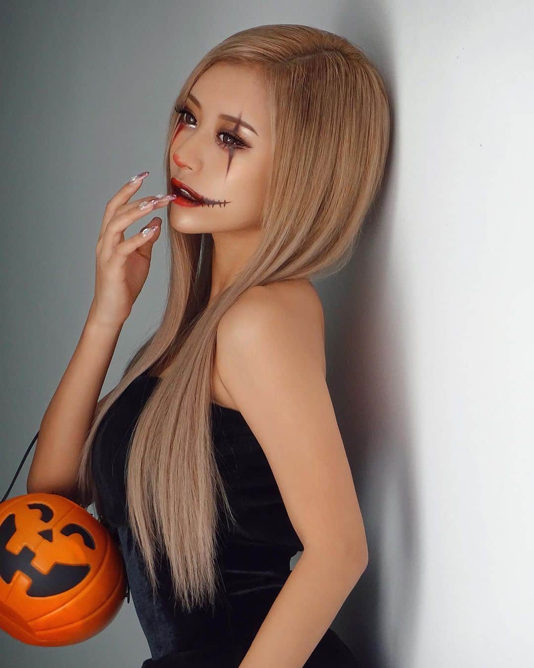 華のインスタグラム：「Trick or Treat🎃🍭🖤」