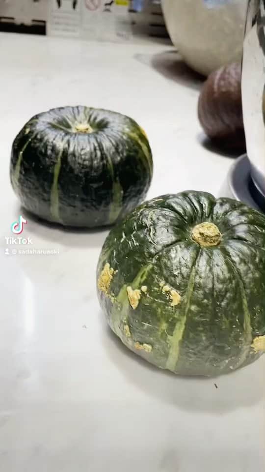 のインスタグラム：「🎃！🤣🤣🤣🤣🤣  #sadaharuaoki  #サダハルアオキ #paris #france #パリ  #アムールデュショコラ #isetan #pastry #蛋糕　#케이크 #macaron #マカロン #confiture #choux #galettedesrois #chocolat #ハロウィン #halloween」