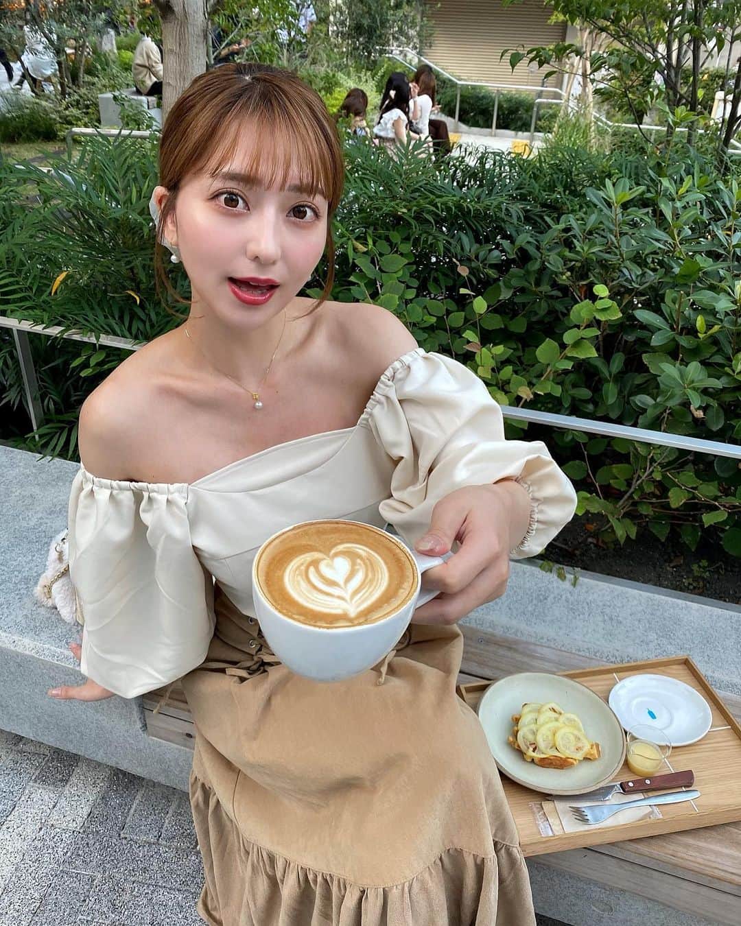 堀尾実咲のインスタグラム：「渋谷にこんな場所があったなんて☕️☘️  緑があって落ち着くよお☺️  5枚目にお洋服のタグ載せてます🏷  #bluebottlecoffee #bluebottle #kitaya #kitayapark #parkcafe #shibuya #shibuyacafe  #sweets #waffle #autumnfashion #emoda #darich #eimyistoire #ブルーボトルコーヒー #ブルーボトル #ブルーボトルコーヒー渋谷 #北谷カフェ #北谷公園 #北谷パーク #キタヤパーク #渋谷カフェ #渋谷テラスカフェ #ワッフル #秋服コーデ #ベージュコーデ #ワントーンコーデ #エモダ #ダーリッチ #エイミーイストワール #オフショル」