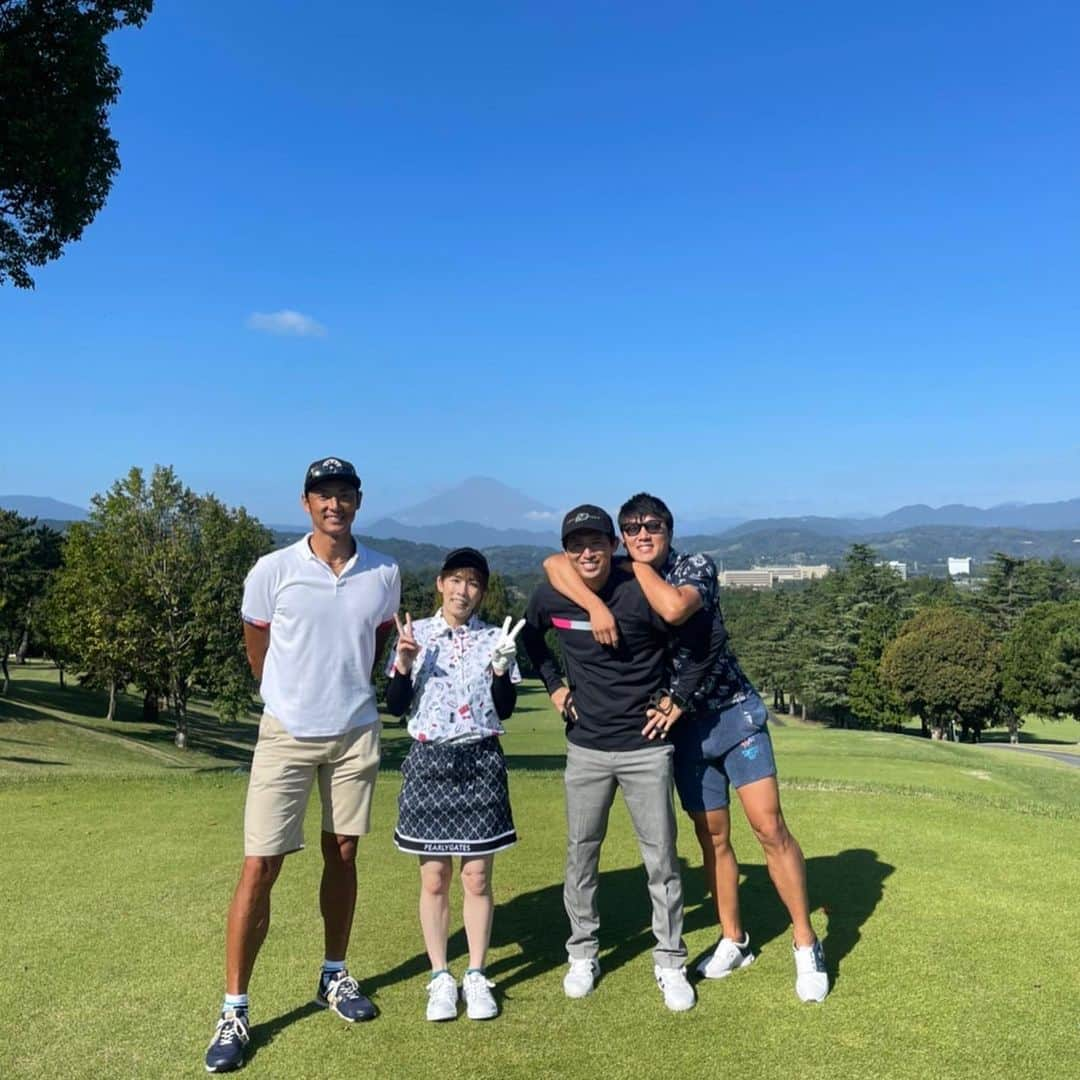 吉田沙保里さんのインスタグラム写真 - (吉田沙保里Instagram)「ゴルフ楽しい〜⛳️🏌️‍♀️ メンバー最高😆👍 皆んな上手すぎてヤバい😆😆😆 私も上手くなりたいなぁ…🤣  #ゴルフ #色んなゴルフ場に行ってみたい」10月20日 15時46分 - saori___yoshida