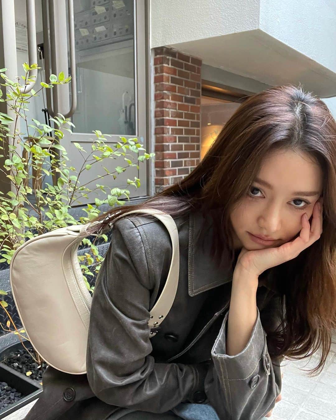 パク・ソラのインスタグラム：「너무 예쁜 가방덕에 하루를 신나게 보내버렸다🖤 @byfar_official #gift」
