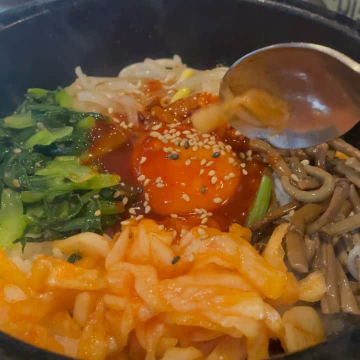 宇佐美進典のインスタグラム：「会社の近くの韓国料理屋さんで石焼きビビンバ。混ぜれば混ぜるだけ美味しくなる。おこげも美味しい。　#石焼きビビンバ #渋谷　#辛トォンデジ」