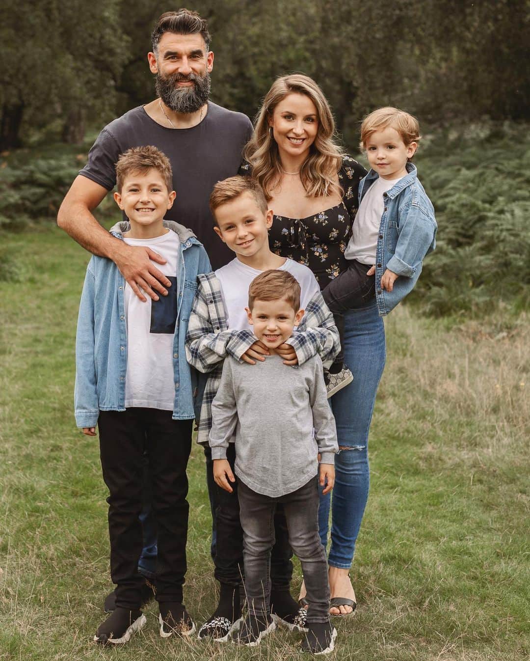 ミル・ジェディナクのインスタグラム：「🤍🧔🏻‍♂️👩🏼👦🏻👦🏼👦🏻👶🏼🖤」