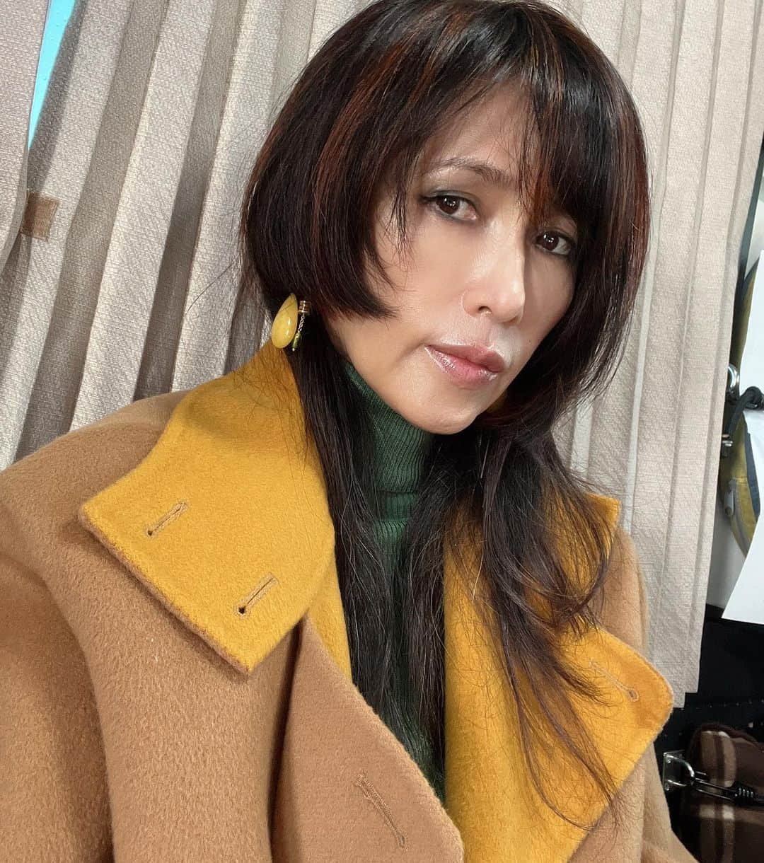 工藤静香さんのインスタグラム写真 - (工藤静香Instagram)「早朝は寒かったですが、お昼間は気持ちの良い東京の空でしたね。 現場の近くのパイナップルケーキをスタッフに差し入れようとして買いに行ったら、なんとスタッフが両手に袋を、、、先に越されてしまいました😂  今日の @coach のコートとパイナップルケーキがリンク💗😊」10月20日 17時07分 - kudo_shizuka