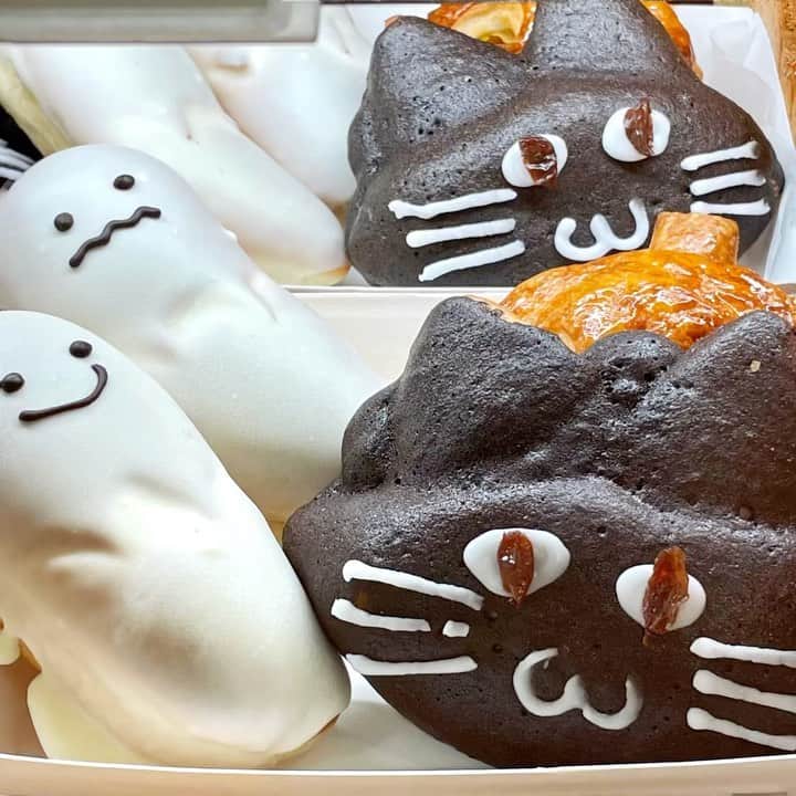 のインスタグラム：「アートなハロウィン🎃   もうすぐハロウィンですね👻  本館地下1階のウィンドウディスプレイもハロウィンムードに様変わり。  黒を基調にしたシックでアーティスティックな演出は、伊勢丹らしいモード感があふれています✨  食料品フロアに並ぶハロウィンモチーフのスイーツも気になるところ！  ぜひのぞいてみてくださいね。    本館地下1階ウィンドウは10月26日(火)まで  https://www.mistore.jp/store/shinjuku.html    #ショーウィンドウ #ウィンドウディスプレイ #伊勢丹ショーウィンドウ #伊勢丹ウィンドウ #autumn2021 #Fall2021 #Happyhalloween #Halloween #Halloween2021 #ハロウィン2021 #ハロウィーン2021  #isetan #isetanshinjuku #伊勢丹 #伊勢丹新宿 #新宿伊勢丹 #伊勢丹新宿店    ➤ご自宅でも、ショッピングをお楽しみいただける便利な三越伊勢丹のオンラインサービスをぜひご利用ください。  🛒三越伊勢丹オンラインストア  📱三越伊勢丹リモートショッピングアプリ」