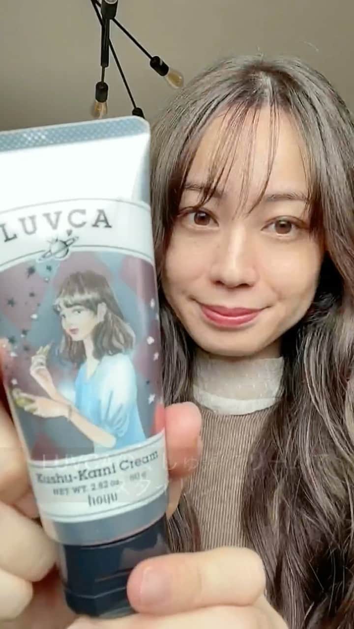 伊藤沙織のインスタグラム：「LUVCAの"くしゅ髪クリーム"を使ってヘアスタイリング💇🏻‍♀️✨ 5種類あって、なりたいヘアスタイルから自分に合ったタイプを選ぶことができます❣️ ベタつかずにフルーティな香りで毎日使いやすいスタイリング剤です🍑🍓🍏🍇 ツヤ感も出つつ、ウェットになりすぎないちょうど良い質感がお気に入り🥰 もっとツヤを出したい方は、オイルと混ぜても良さそう✨🧴 hoyuさんから頂きました💕 @licolo_official   #LUVCA #スタイリング剤 #スタイリング #LICOLO #PR #hoyu」