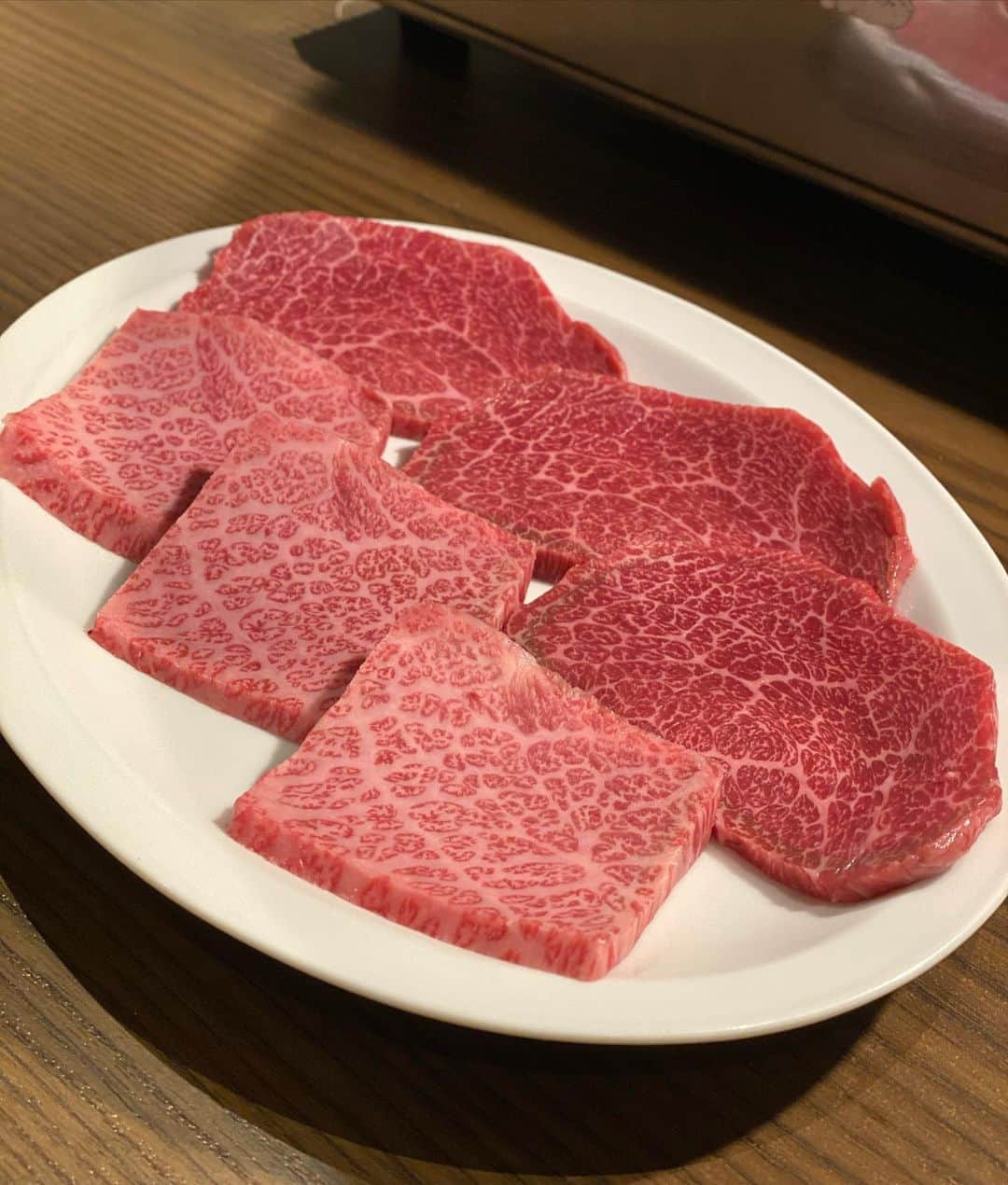 ImotoEtsuyo さんのインスタグラム写真 - (ImotoEtsuyo Instagram)「厳選されたその日特別な黒毛和牛を厳選、 良質な肉を味わえる　浜松町の　 @horumonzaichi_hamamatsuchou  さんへ。 　　 肉の質にこだわり、 部位ごと・日ごとに仕入れ先を 変えているそう。  『赤身の肉汁』『ホルモンの旨み』 『秘伝のたれ』をもみ込み、 豪快に焼き上げる自慢の極上 《ごちゃ混ぜ焼肉》が名物！ 美味しかったです。  その他、どのお肉も美味しかった。 ご馳走さまでした。  ・ @kakei.tomoko ちゃん お誘いありがとう。 @shiho.cc.cc ちゃん美味しかったね。 ・ ・ 大門・浜松町の両駅から近くです。 東京都港区浜松町２－１－６アドシス７階 焼肉ホルモン　在市　浜松町店  #焼肉 #浜松町グルメ #浜松町ディナー  #在市 #ホルモン在市浜松町 #肉 #東京焼肉 #東京グルメ #肉好き  #tokyogourmet  #yakiniku」10月20日 17時56分 - bisuhada