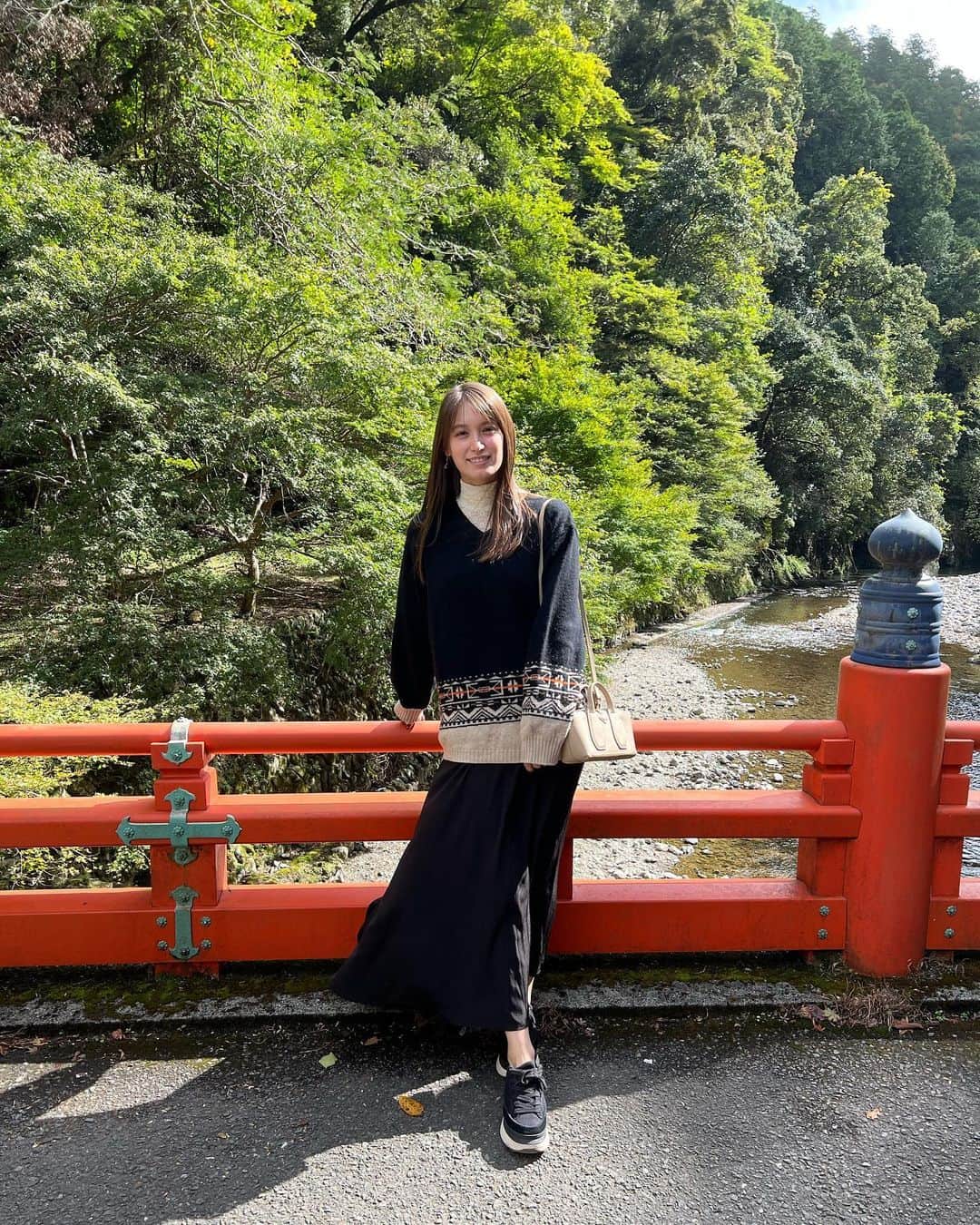 トラウデン直美さんのインスタグラム写真 - (トラウデン直美Instagram)「今日は地元京都でママとまったり✨  高雄の方に行きました。18年住んでいたけど、まだまだ京都には知らない場所や歴史があって、帰ってくるたびに新しい発見があるから飽きませんね☺️  今日は思っていたより寒かったから、実家のクローゼットからパパの昔のニットを引っ張り出して着てみたらいい感じ！10年以上も前のY'sのニットだけどすごく可愛い。まだまだ着られるから大切に着ようと思います🌱こういうのってとてもサステナブルだなって思う🐯  高山寺では、日本最古の茶畑も見てきました。日本に根付いているお茶文化の発祥の地を訪れて、お抹茶をいただいたことはとてもいい経験🍵  なにより、ママとゆっくり過ごせたのがかなり久しぶりだったから嬉しかったなぁ😊素敵なリフレッシュの日になりました🤍」10月20日 18時02分 - naomi_trauden_