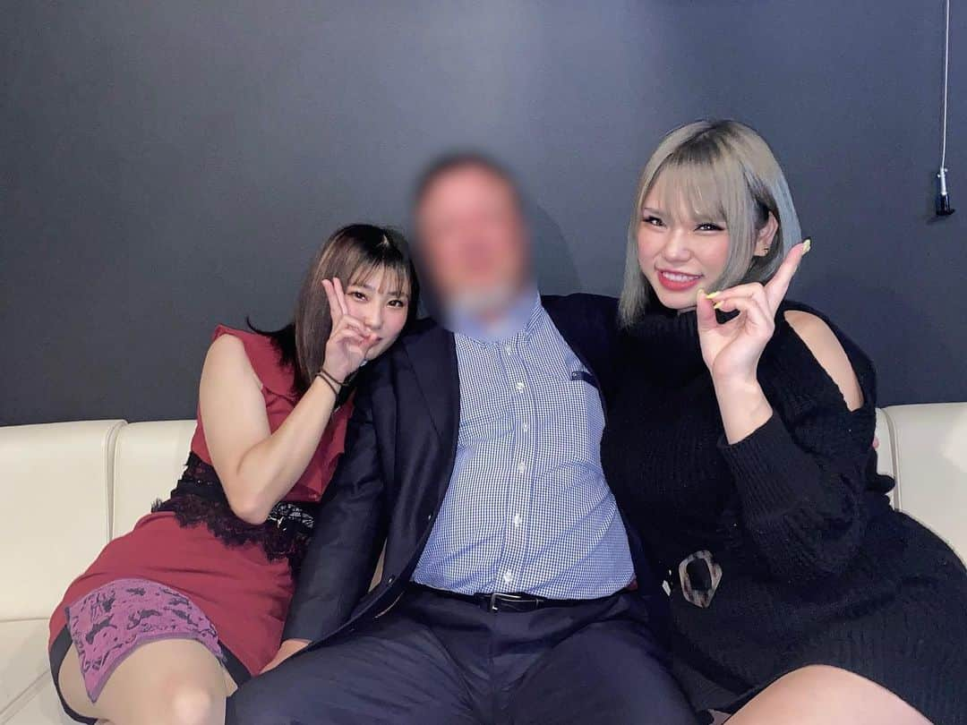 ざーちゃんのインスタグラム：「可愛い後輩の誕生日にふとっぱらなお客様とご一緒させて頂きました💜🙇🏽‍♀️💜 ご馳走様でした🍾🍾 そしてかなちゃん🎉🎂Happy Birthday 🎂🎉  #スナック#ラウンジ#鳥取#米子#シャンパン🍾#社長さん#楽しい人と繋がりたい #フォローよろしくね」