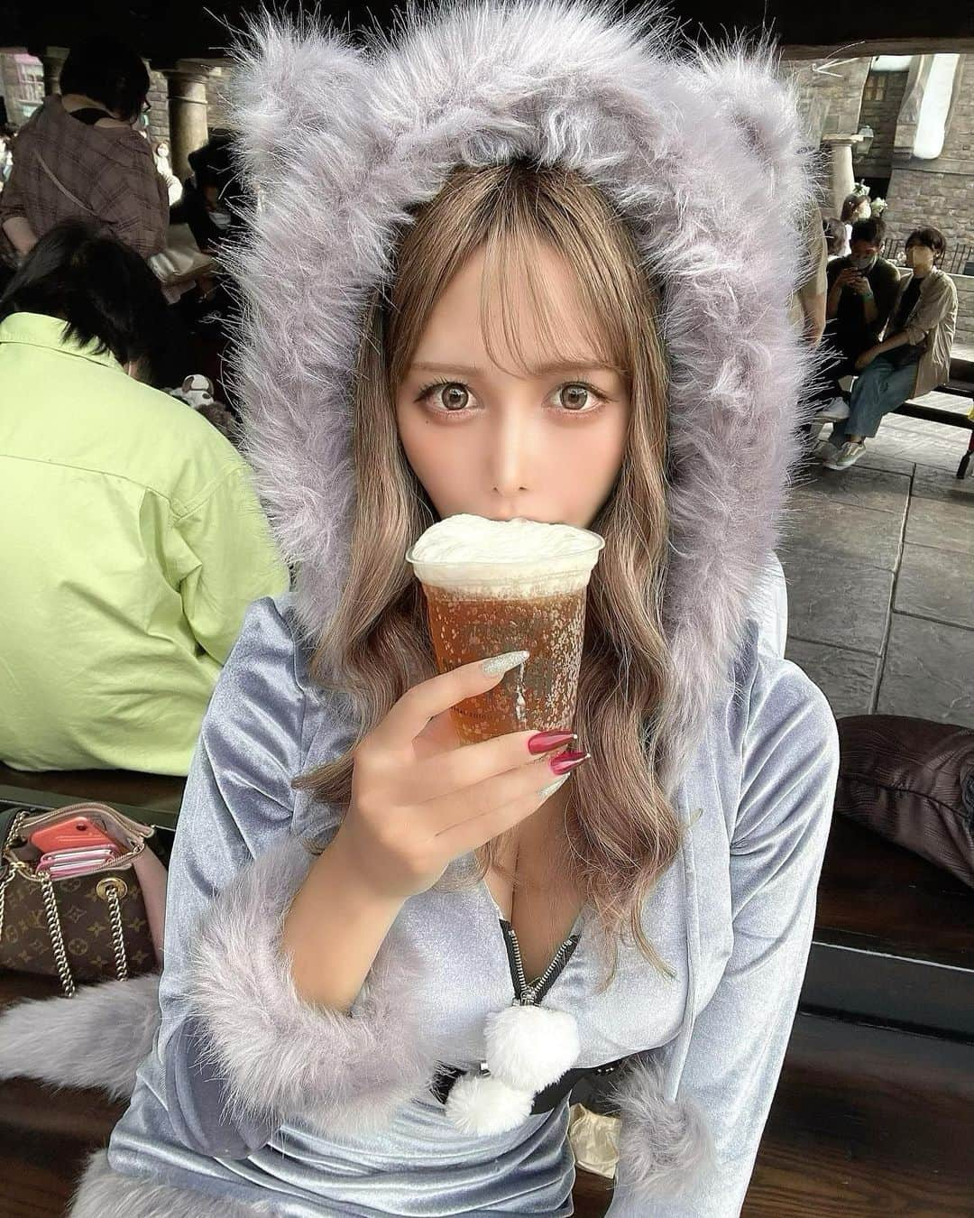 新田エレナのインスタグラム：「usjたのしかったなあ🐺💜 バタービール初めて飲んだ🍺  .  カラコンはみんカラさんのリリーベージュです☁️  #みんカラ  #みんなのカラコン  #カラコン #usj  #usjハロウィン  #usjコーデ #ハロウィン  #ハロウィンコスプレ #ウルフコスプレ」