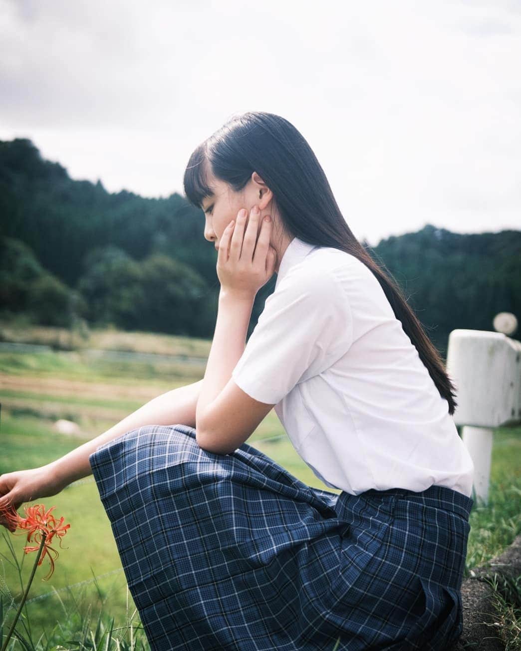 丸本凛さんのインスタグラム写真 - (丸本凛Instagram)「『夜風』のオフショット第２弾です📷  photo:@kai_m.i.h  makeup:@megumo_hairmake   #schoolgirl #japanesegirl #16yearsold #cinematography」10月20日 18時39分 - rinmarumoto