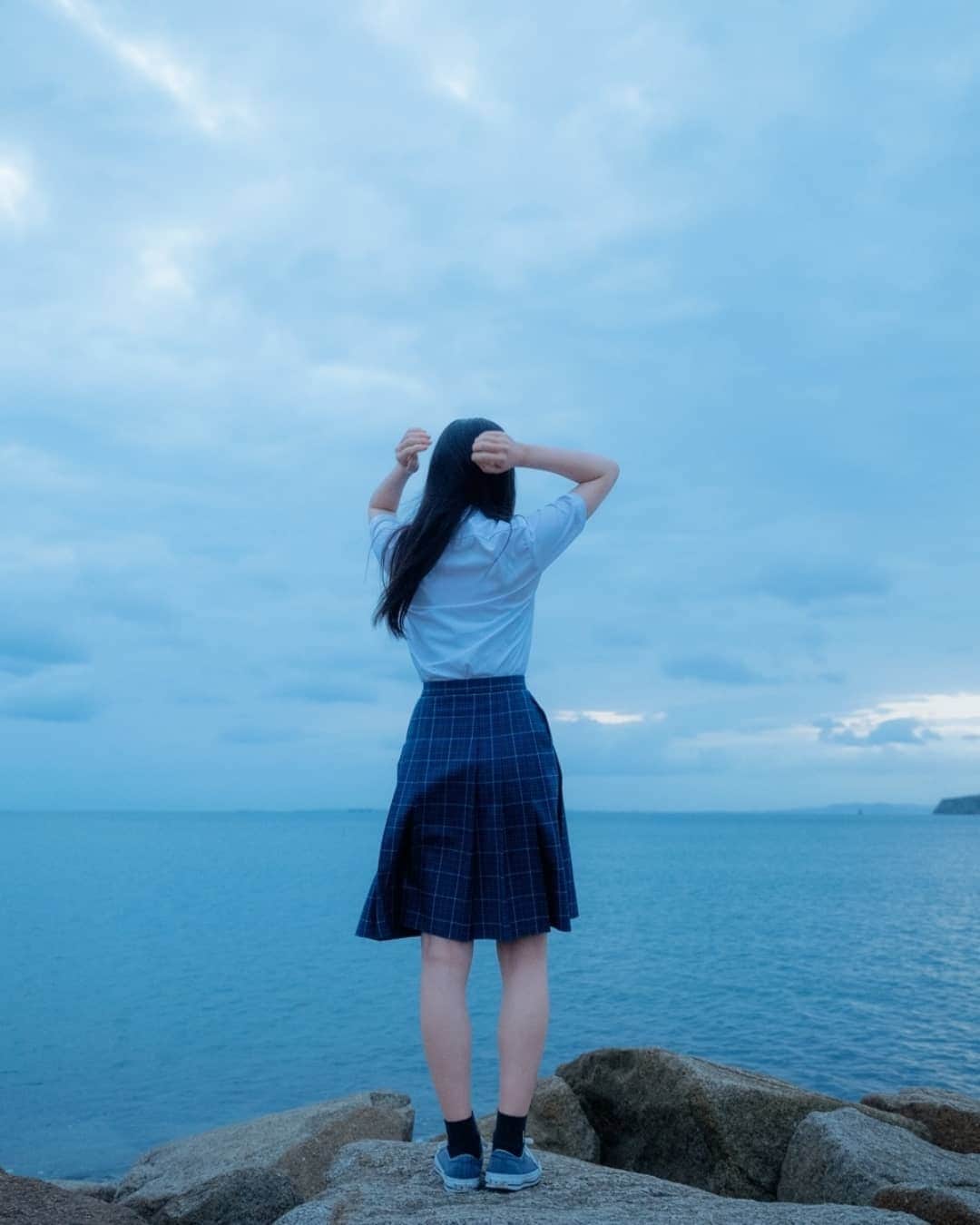 丸本凛さんのインスタグラム写真 - (丸本凛Instagram)「『夜風』のオフショット第２弾です📷  photo:@kai_m.i.h  makeup:@megumo_hairmake   #schoolgirl #japanesegirl #16yearsold #cinematography」10月20日 18時39分 - rinmarumoto