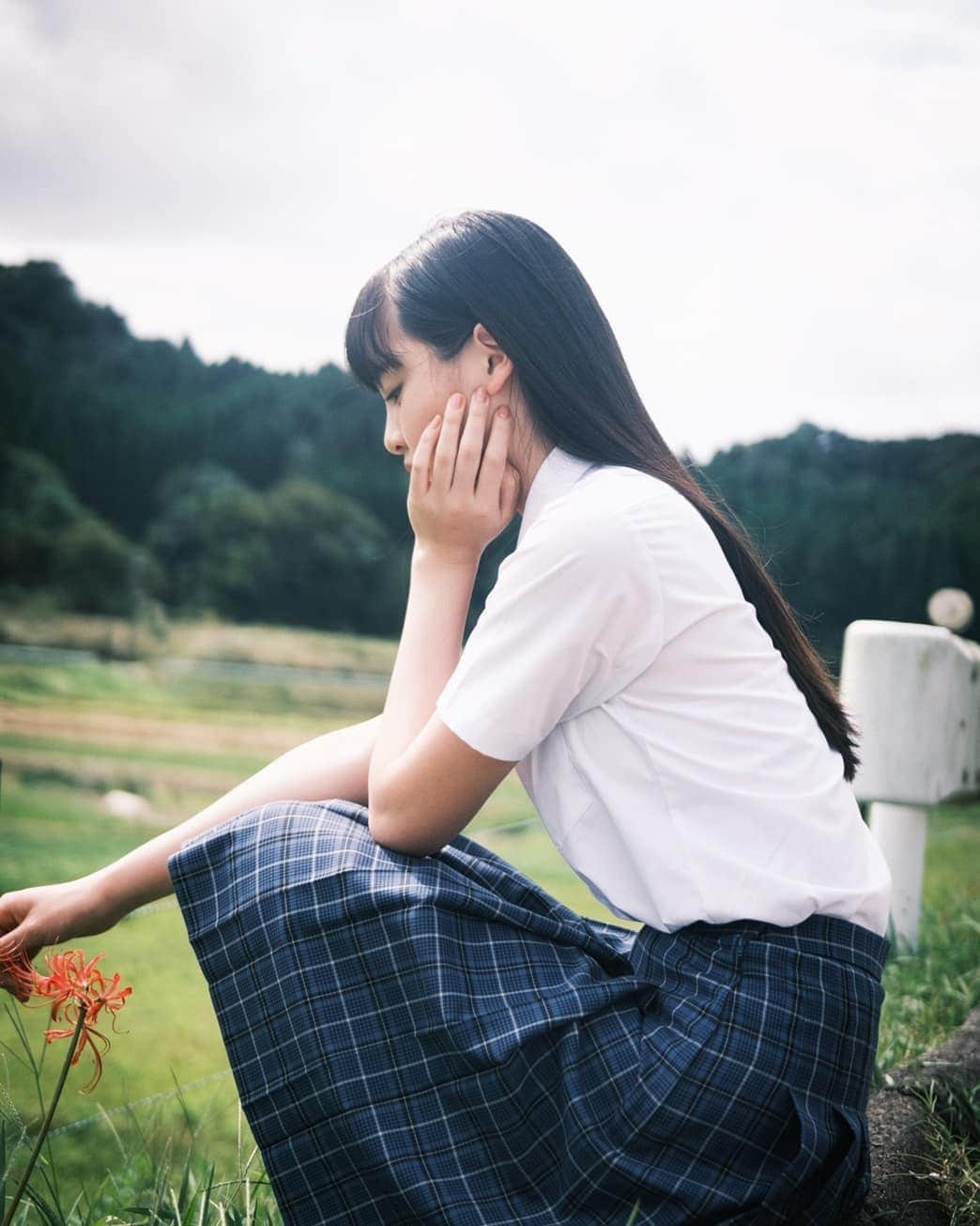 丸本凛のインスタグラム：「『夜風』のオフショット第２弾です📷  photo:@kai_m.i.h  makeup:@megumo_hairmake   #schoolgirl #japanesegirl #16yearsold #cinematography」