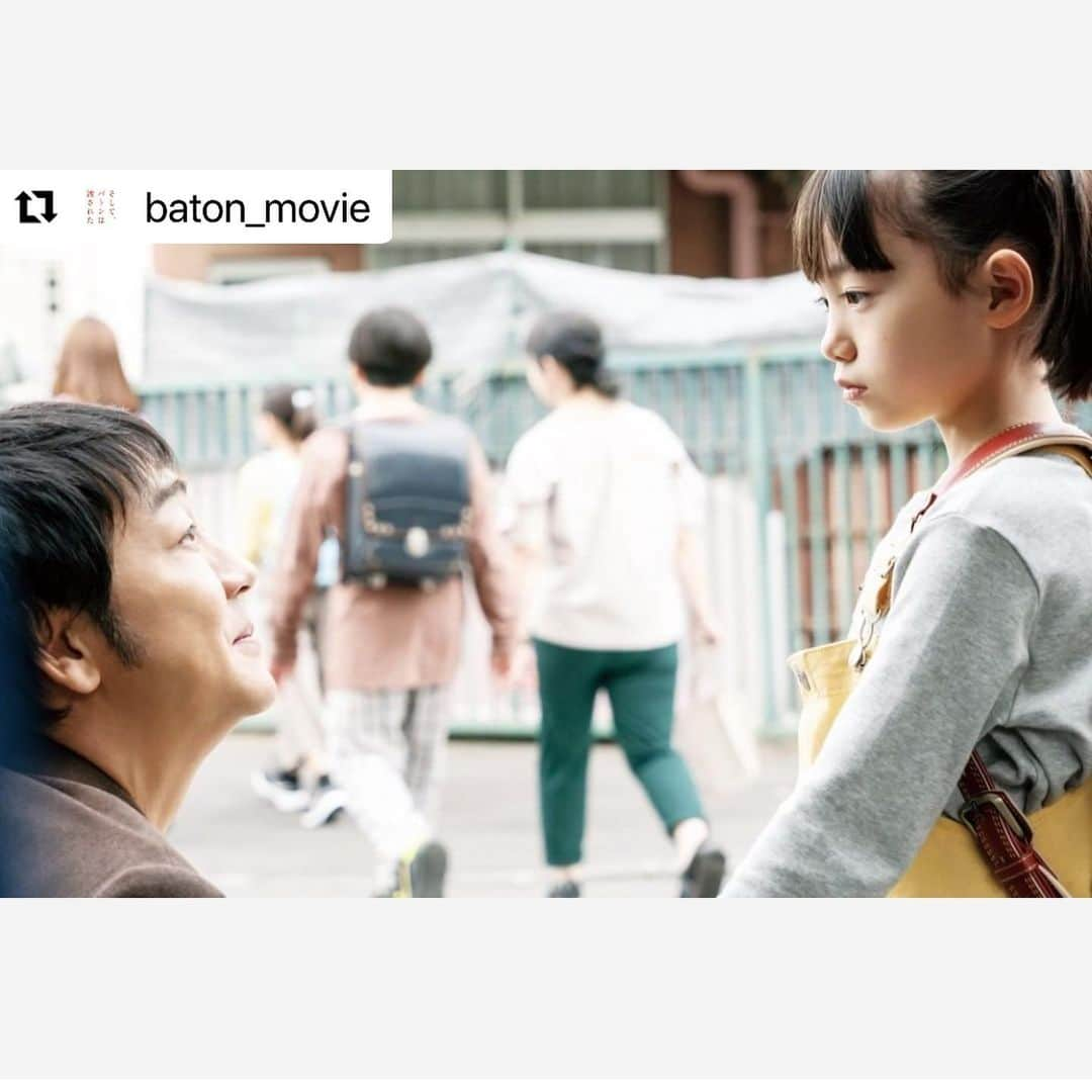 稲垣来泉さんのインスタグラム写真 - (稲垣来泉Instagram)「. 公開まであと9日😆💕 . 「そして、バトンは渡された」の 公式Instagram @baton_movie  に掲載されている写真たちです。 . . 私もいろんなお洋服を 着ています💓 全部お気に入りです😍 そして、かわいい髪型もたくさんしています💓 全部お気に入りです😍 . . . 29日公開です！！！ . たっくさんの方に観ていただきたいです！ . 私は映画の公式Twitterの #メイキングオブバトン  が好きです。 . 前田監督が金魚さん好きだったの 知らなかったっー😆 みぃたんのお部屋にいらっしゃったー😆 前田監督の作品には必ず金魚さんが 登場しているらしいのです。 みぃたんのお部屋に選んでもらえて 嬉しいです😍 . . . #10月29日公開 #あと9日 #前田哲 監督 #そしてバトンは渡された  #みぃたん #稲垣来泉」10月20日 18時42分 - kurumi_inagaki