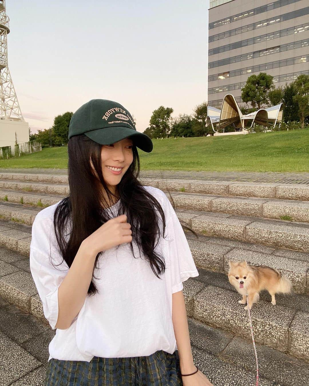 重盛さと美さんのインスタグラム写真 - (重盛さと美Instagram)「今年の夏の思い出…🐕🌿☀️✨ たくさん犬の散歩をしました😀 以上です😀（笑）  キャップ @eyarn.jp  ネックレス @pa.pi.pu.pe.pa  最近緑かわいいすき🌿🐛💚」10月20日 18時45分 - satomi_shigemori