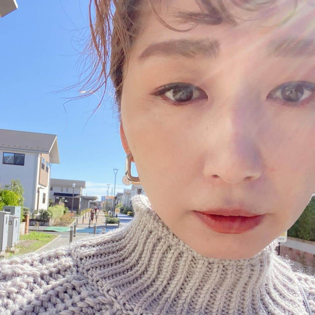 大友愛さんのインスタグラム写真 - (大友愛Instagram)「前髪巻き過ぎた上に強風🌪で前髪迷子🥴  #ペヤングヘア　 @hinahina.official.ec  #ヒナ子 即完売だったスクエアピアス再販するってよ〜😆 これは本当オススメだから👍💕」10月20日 18時46分 - ai_dayooon