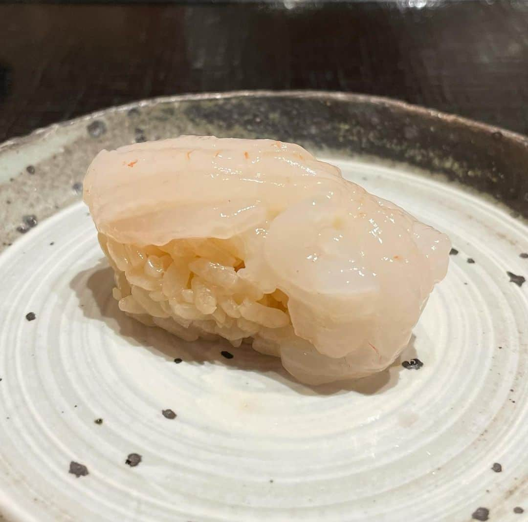 Marika Kajiwaraさんのインスタグラム写真 - (Marika KajiwaraInstagram)「鮨 樋口🍣🤍 ＊ 2,3年ぶりくらいの樋口さん❤︎ 美味しかった🤤 ＊ カウンター８席とテーブル席(4名)で 気さくな大将のお鮨屋さんだよ🤍 ＊ この日は珍しくテーブル席で食べました😌 ＊ --------------------------------------- 【鮨　樋口】 📌大阪市中央区東心斎橋2-4-30 🚃心斎橋駅から徒歩5分 📞06-6211-1020 🍀日曜定休 --------------------------------------- ＊ ＊ ＊ #食べスタグラム #関西グルメ #大阪グルメ #食べログ #鮨 #鮨樋口 #樋口 #大阪寿司」10月20日 18時52分 - marika__kw