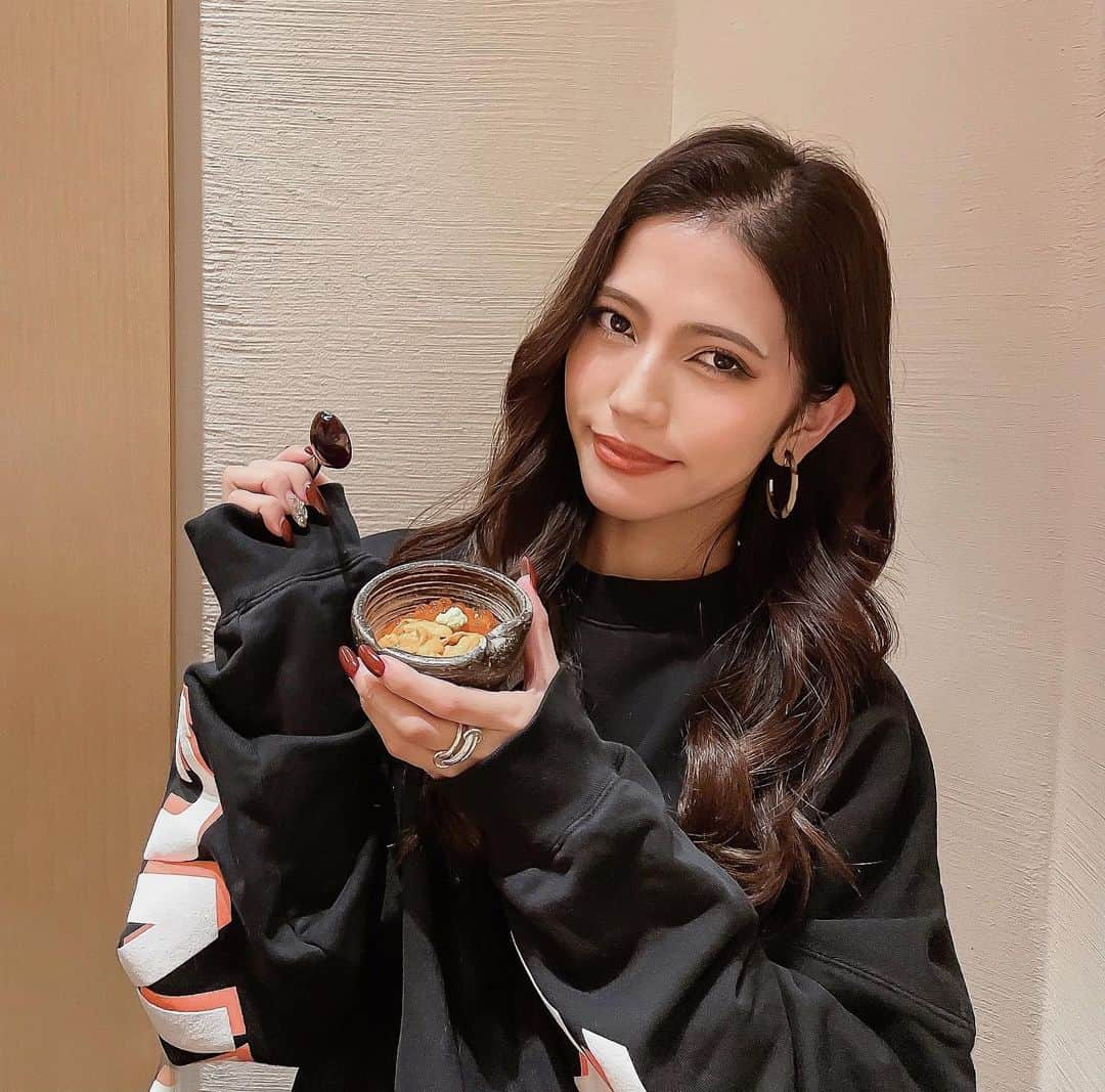 Marika Kajiwaraさんのインスタグラム写真 - (Marika KajiwaraInstagram)「鮨 樋口🍣🤍 ＊ 2,3年ぶりくらいの樋口さん❤︎ 美味しかった🤤 ＊ カウンター８席とテーブル席(4名)で 気さくな大将のお鮨屋さんだよ🤍 ＊ この日は珍しくテーブル席で食べました😌 ＊ --------------------------------------- 【鮨　樋口】 📌大阪市中央区東心斎橋2-4-30 🚃心斎橋駅から徒歩5分 📞06-6211-1020 🍀日曜定休 --------------------------------------- ＊ ＊ ＊ #食べスタグラム #関西グルメ #大阪グルメ #食べログ #鮨 #鮨樋口 #樋口 #大阪寿司」10月20日 18時52分 - marika__kw