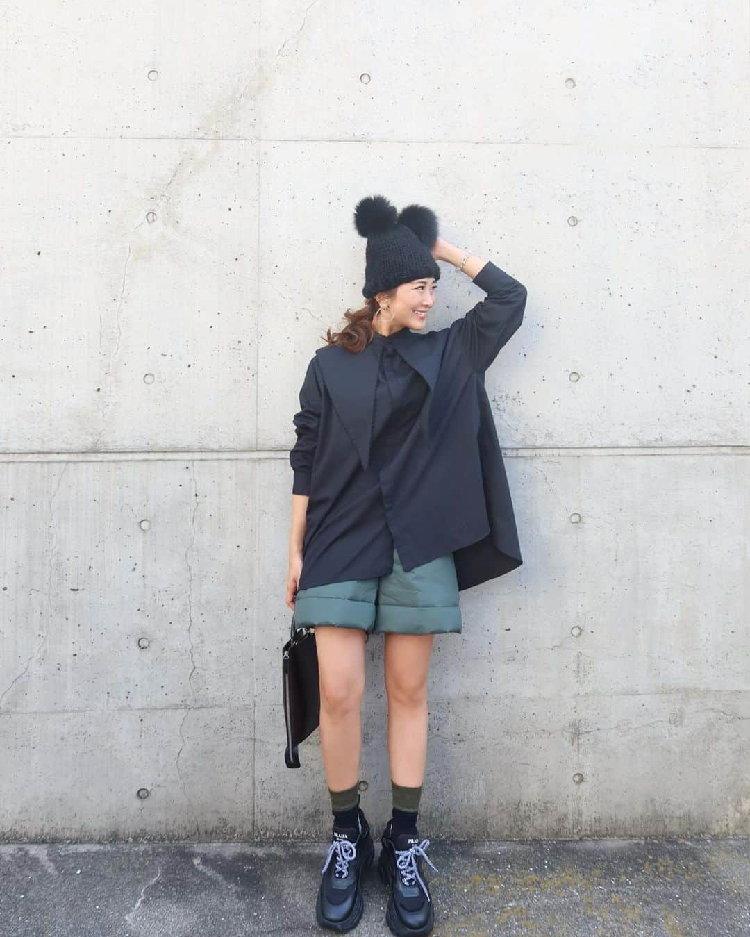 Mai Wakimizuのインスタグラム：「popup2日目、ついに！入荷を心待ちにしていたパフショートパンツが到着しました！初日に間に合わず申し訳ありません（；＿；）私の一押しはgreen!!今年らしくて一気にこなれ感出るカラーです♡普段ショートパンツを履く時はインするスタイルが多いけど、今日みたいに長め丈のブラウスをアウトにして、チラッと裾のパフだけ見せるのも良い♡軽くて暖かくて機能面も◎greenの他に、black.grayもあります！ tops:#linkable @linkable_official  pants:#linkable @linkable_official(popup先行予約販売中) beanie#modiste ×#linkable (予約販売中) ------------------------------ 【popup shopのご案内】 日時:2021年10月19日(火)〜24日(日) 11:00〜18:00(24日日曜日は16:00close) 場所:gallery北野坂 神戸市中央区山本通1-7-17 WALLAVENUE3階 ------------------------------」