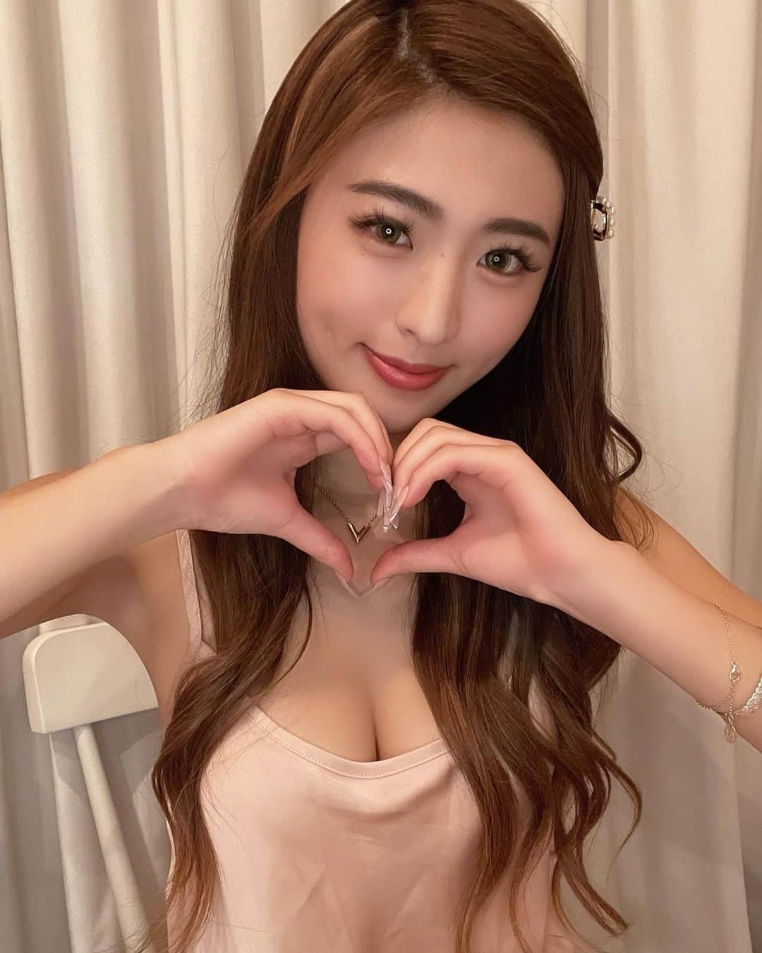 のインスタグラム：「ラブビーーーム💜からのお知らせだよ💕  なんとiTunes で「ASOBO-YO!」MV 配信スタート、MV のダウンロードで、メンバーの特典映像（コメント付き）が見られちゃいますっ👯‍♀️💕  ちなみに、ミヤビはこの格好でMVについてお話したよ🤫💕  CYBERJAPAN DANCERS 新曲「ASOBO-YO」の MV が本日より、「iTunes MVチャート1位」目指して、iTunesで配信スタートしましたぁ🎵❤️  チェックしてくれたら嬉しいな🥺  iTunes の MV ご購入リンクはコチラ: ▶️ https://umusic.jp/cjd_asobo_mvWE  10/29（金）まで、ここだけの“スペシャルコメント”試聴頂けるキャンペーン実施中: ▶️ https://www.universal-music.co.jp/cyberjapandancers/news/2021-10-20/  #cyberjapan #サイバージャパン #cjd_miyabi #ミヤビーム」