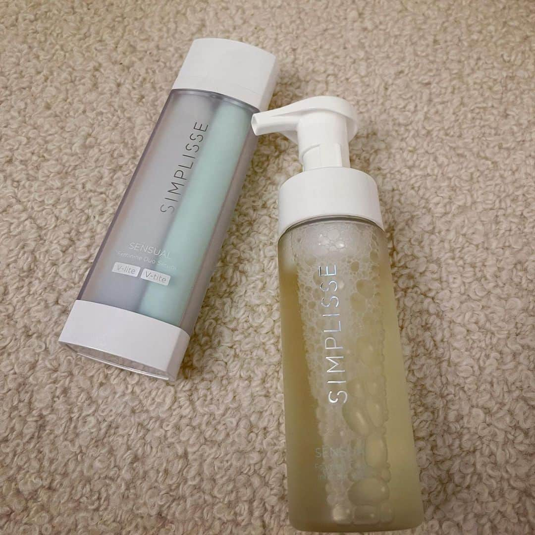 小川ひとみさんのインスタグラム写真 - (小川ひとみInstagram)「@simplisse_official の Sensualシリーズ body wash、Serum 共にすごく好き❤️ Delicateなskincareを意識して bodyも念入りに保湿してる🤍 #sensual #myfavorite #bodycare」10月20日 19時14分 - hitomy220