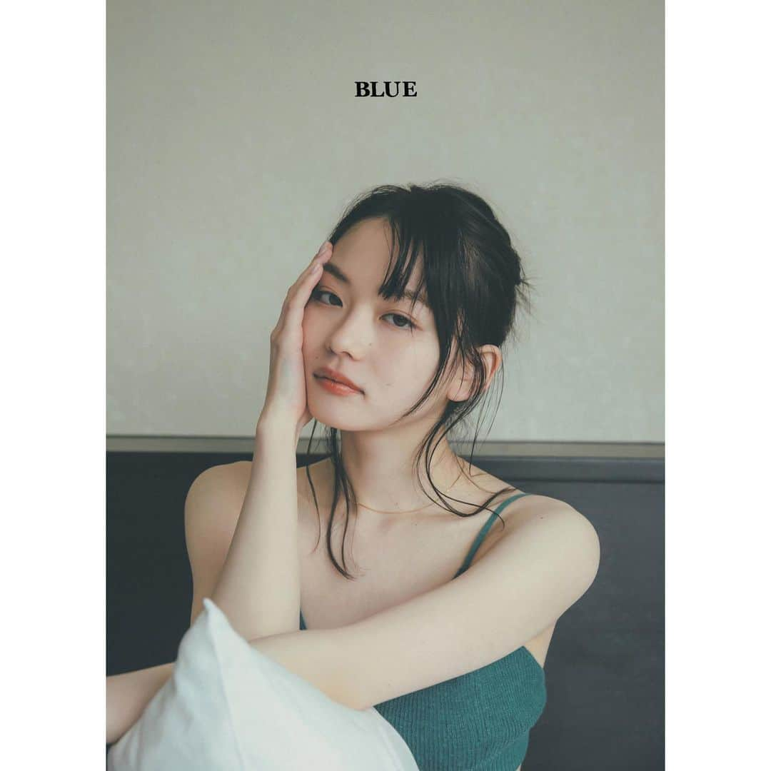 山田杏奈のインスタグラム：「写真集表紙解禁です！ 「BLUE」 通常版、セブンネット限定版 どちらも素敵な仕上がりに☺️  撮影　東京祐さん」