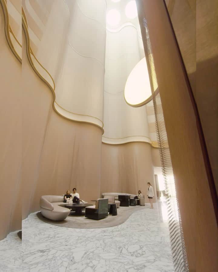 Conrad Hotelsのインスタグラム：「In a city defined by neoclassical architecture, a modern marvel stands out. @conradwashingtondc pairs minimalism with a touch of warmth to offer our guests an elevated experience that’s as welcoming as it is refined.」