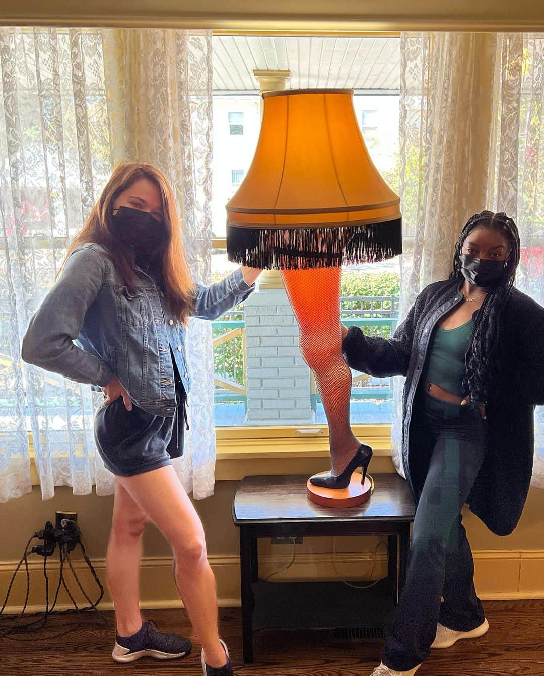 シモーネ・バイルズさんのインスタグラム写真 - (シモーネ・バイルズInstagram)「peep the iconic leg lamp in the window」10月21日 5時19分 - simonebiles