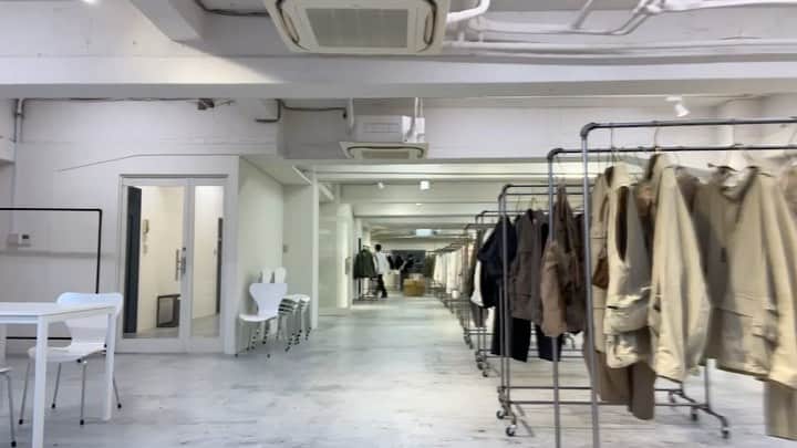 remi_relief_officialのインスタグラム：「.  本日をもちまして、  10/4〜10/15  東京展示会 10/18〜10/20 大阪展示会  無事終える事ができました。  御来場頂きましたバイヤー様 本当にありがとうございました。  まだまだコロナ禍という状況で 時間を割いて来場して頂けた事 に心より感謝申し上げます。  今、終わった直後に感じている 事は毎日展示会に立ち続けてい るとバイヤー様の反応や会話の 中でレミレリーフに求められて いる事を改めて気付かされます。  求められているものと自分が良い と思った提案がズレているなと気 が付くことも実は多いです。  デザイナーが展示会に立つという 事は僕の中ではとても大切で現役 でいる為に必要な事だと今回更に 再認識したなぁと感じています。  見えた改善点を次に。必ず。  ありがとうございました。  #レミレリーフ #remirelief #2022ss」