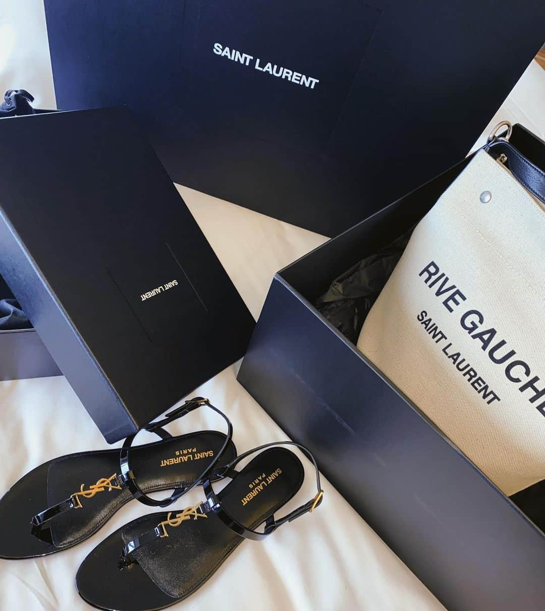 Hinaさんのインスタグラム写真 - (HinaInstagram)「ㅤㅤㅤㅤㅤㅤㅤㅤㅤㅤㅤㅤㅤ Thank you for Amazing Gift  @ysl ❤️#SAINTLAURENT」10月20日 21時48分 - hina_faky