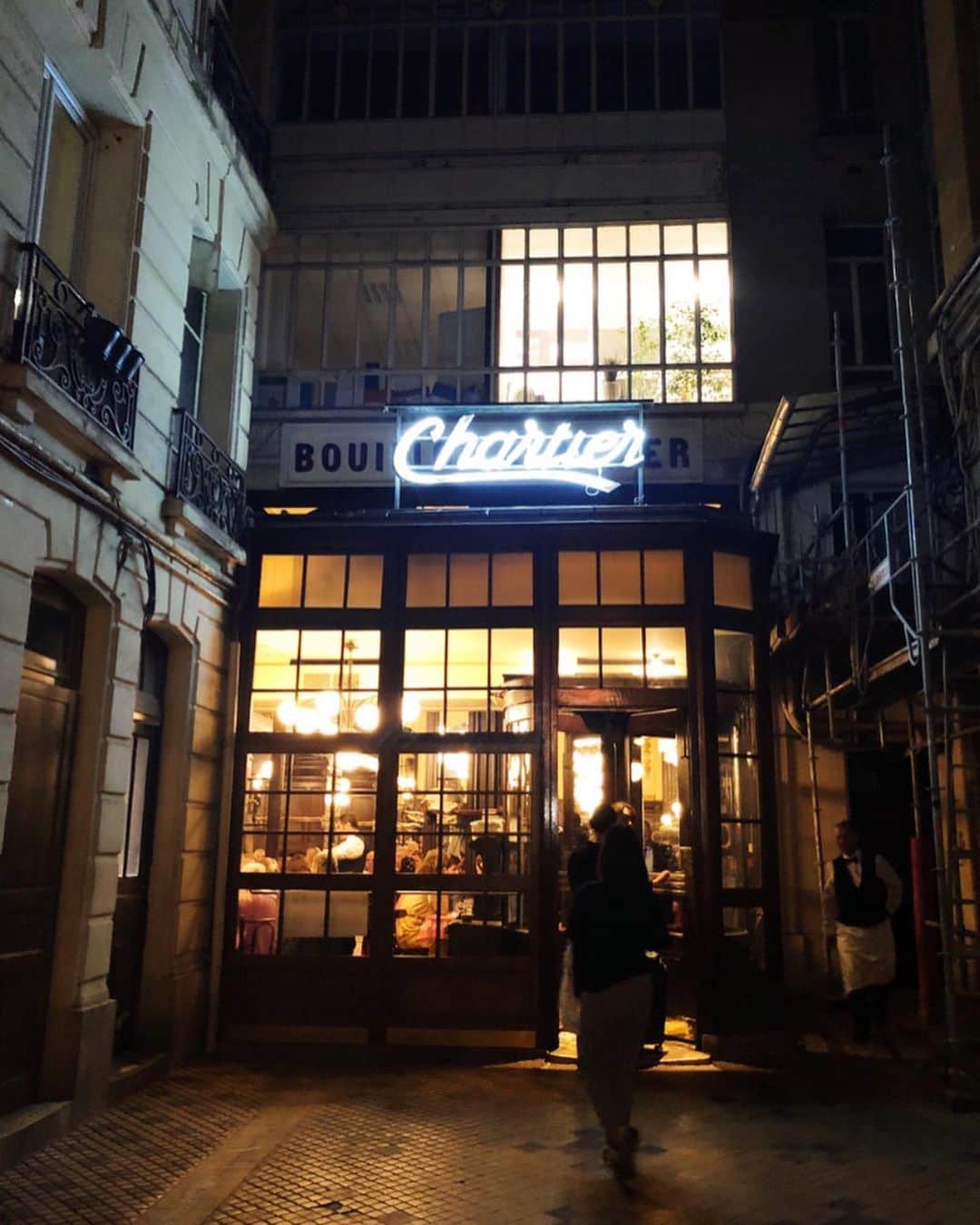 ミツコさんのインスタグラム写真 - (ミツコInstagram)「フランス旅レポ漫画🇫🇷その10  フォロワーさんに教えてもらったパリの人気の老舗食堂シャルティエ。  「初めてのパリならここは絶対楽しめるはずです！」って言ってた方が多かった！  モノクロのフランス映画に出てきそうな雰囲気の昔ながらの大衆食堂で、わいわい賑やかで楽しい素敵なお店でした。 料理もシンプルでおいしい。そしてリーズナブル…！ 人気の理由がわかりました。  大行列&満員で忙しそうな店内だったけど、ギャルソンの方々も皆フランクで優しくて、きびきびと要領良くお店を回しているところを見ているのも楽しかった！  #フランス #旅行 #海外旅行 #旅行レポ #レポ漫画 #絵日記 #エッセイ漫画 #パリ #モンサンミッシェル #コミックエッセイ #旅行記 #漫画  #コミック #ラメールプラール #シャルティエ #bouillonchartier #chartier」10月20日 21時59分 - __3__2__5__