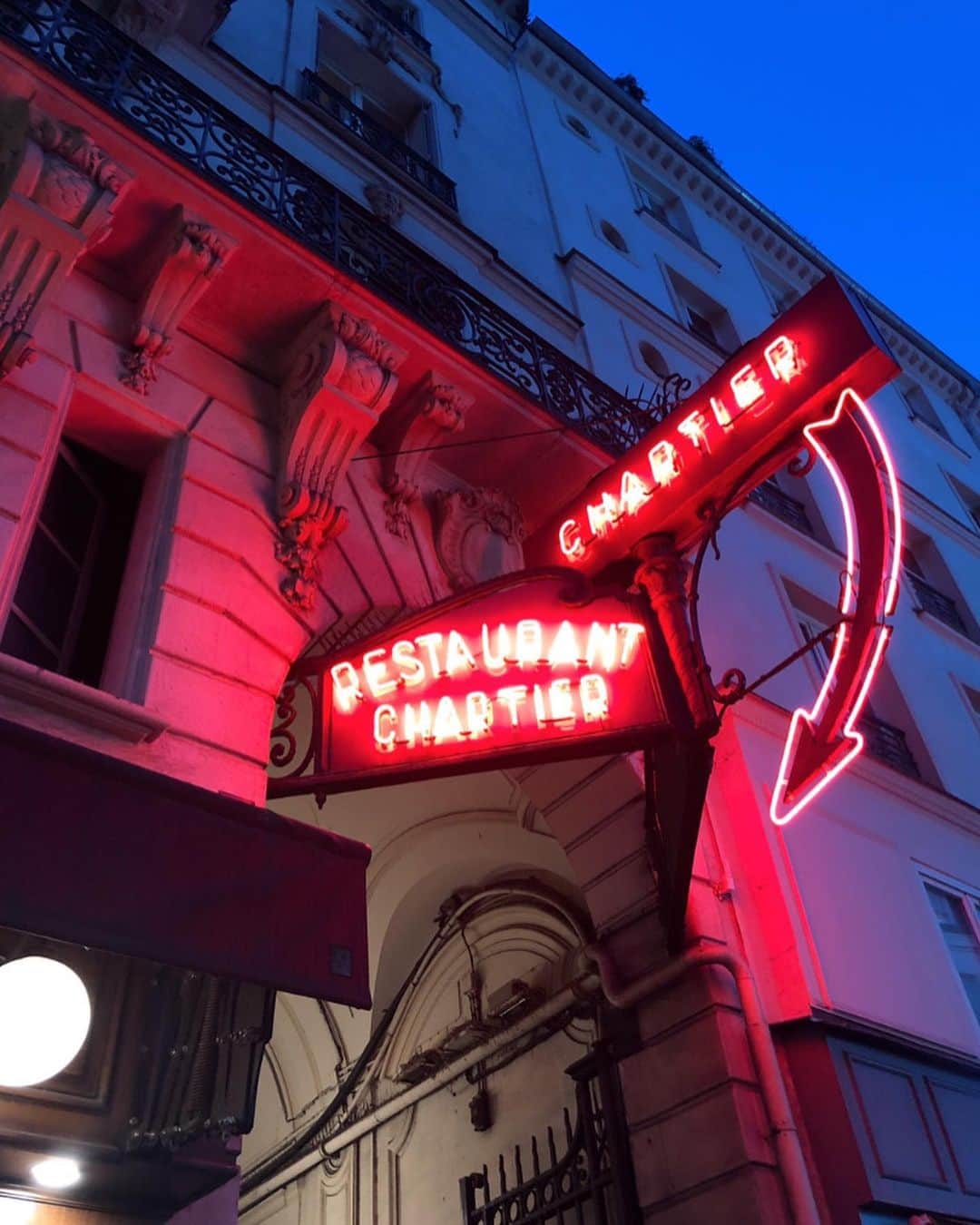 ミツコさんのインスタグラム写真 - (ミツコInstagram)「フランス旅レポ漫画🇫🇷その10  フォロワーさんに教えてもらったパリの人気の老舗食堂シャルティエ。  「初めてのパリならここは絶対楽しめるはずです！」って言ってた方が多かった！  モノクロのフランス映画に出てきそうな雰囲気の昔ながらの大衆食堂で、わいわい賑やかで楽しい素敵なお店でした。 料理もシンプルでおいしい。そしてリーズナブル…！ 人気の理由がわかりました。  大行列&満員で忙しそうな店内だったけど、ギャルソンの方々も皆フランクで優しくて、きびきびと要領良くお店を回しているところを見ているのも楽しかった！  #フランス #旅行 #海外旅行 #旅行レポ #レポ漫画 #絵日記 #エッセイ漫画 #パリ #モンサンミッシェル #コミックエッセイ #旅行記 #漫画  #コミック #ラメールプラール #シャルティエ #bouillonchartier #chartier」10月20日 21時59分 - __3__2__5__