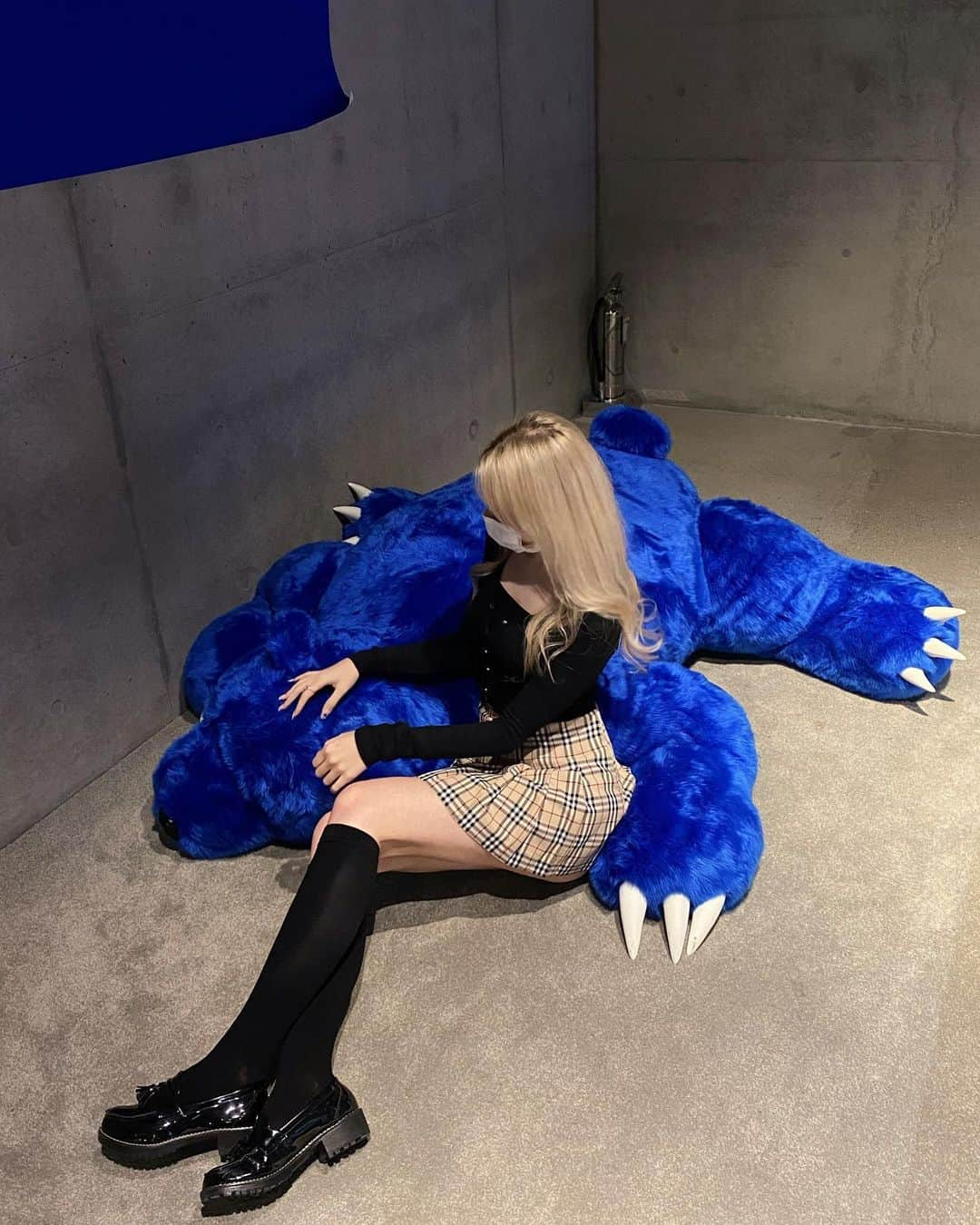 Elina 엘리나 (エリナ) さんのインスタグラム写真 - (Elina 엘리나 (エリナ) Instagram)「What’s your fav color? 💙 좋아하는 색깔이 뭐에요?」10月20日 22時13分 - elina_4_22