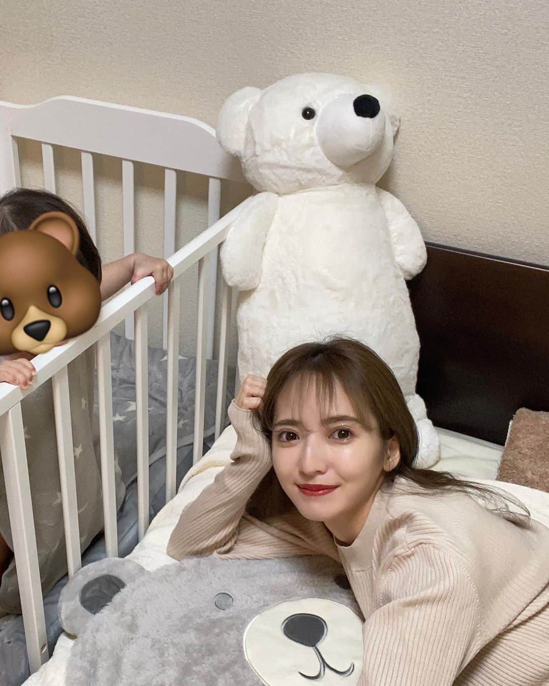 平木愛美のインスタグラム：「べびまるとのお昼寝まったりtime🍼  もうだーいぶ寒い時期となったので、最近はもこもこお布団がお気に入り。💕  眠ってる時も動き回っちゃうべびにとって、このあったかスリーパーははだけないからとっても良いし、コスパも良いので、もうひとつカラバリでげっとするのもありだなぁなんて思っております🤔💭💭 これを着ての、たっち姿がなんとも言えぬ可愛いいいいい。  👶🏼とほぼ同じ大きさのくまさんと並んでたっち！笑 きゃわ、、、、、👼🧡  お昼寝アート？にもできちゃうような、可愛いアイテム、、、まさかの全部ニトリ商品で、ニトリさんから届いた素敵なべびitemなの〜🧸🤍  ブランケットは、ちょうど良いサイズ感なので、お外でもこれから使えそうだなと…💞  全部選ばせていただいたので、リアルに自分が良いと思ったもの＆欲しかったものなのですが、本当に、い！い！！！！！💗 リーズナブルさもニトリ様様で凄いなぁともはや感心🤤  関西人魂で、ついこの安さと良さを、伝えたくなっちゃうよね！！！笑🦕🦋  #PR #Nウォーム #ニトリベビー #赤ちゃんのいる暮らし #令和ベビー #ベビーグッズ #赤ちゃんフォト #冬生まれベビー」