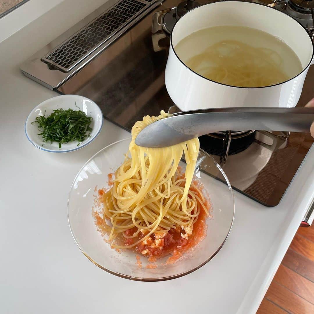 Tesshiさんのインスタグラム写真 - (TesshiInstagram)「超簡単な明太子スパゲッティ Super easy mentaiko spaghetti  #yummy #homemade #healthy #pasta #spaghetti #mentaiko #butter #おいしい #パスタ #スパゲッティ #明太子 #バター #マカロニメイト #フーディーテーブル #手作り  明太子1/2腹(1本)、バター大1、ゆで汁大1、しょうゆたらり、大葉、海苔、お好みでオリーブオイル、レモンなど お湯1L、塩小2、麺100g 1 mentaiko, 1 tbsp butter, 1 tbsp pasta water, a little bit of soy sauce, shiso, nori seaweed, olive oil and lemon juice… 1L boiled water, 2 tsp salt and 100g spaghetti」10月20日 22時57分 - tmytsm